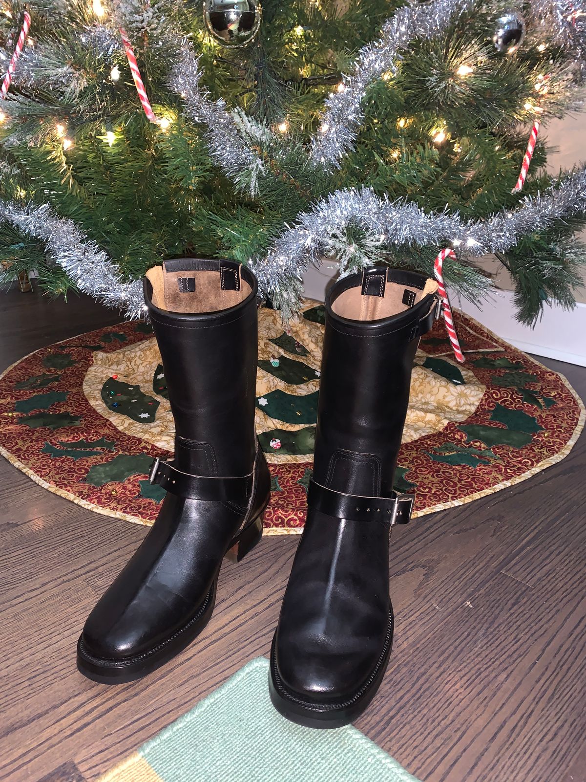 Photo by scotts on December 16, 2022 of the Clinch Engineer Boots 11-Inch Height in Black-Overdyed Horsebutt.