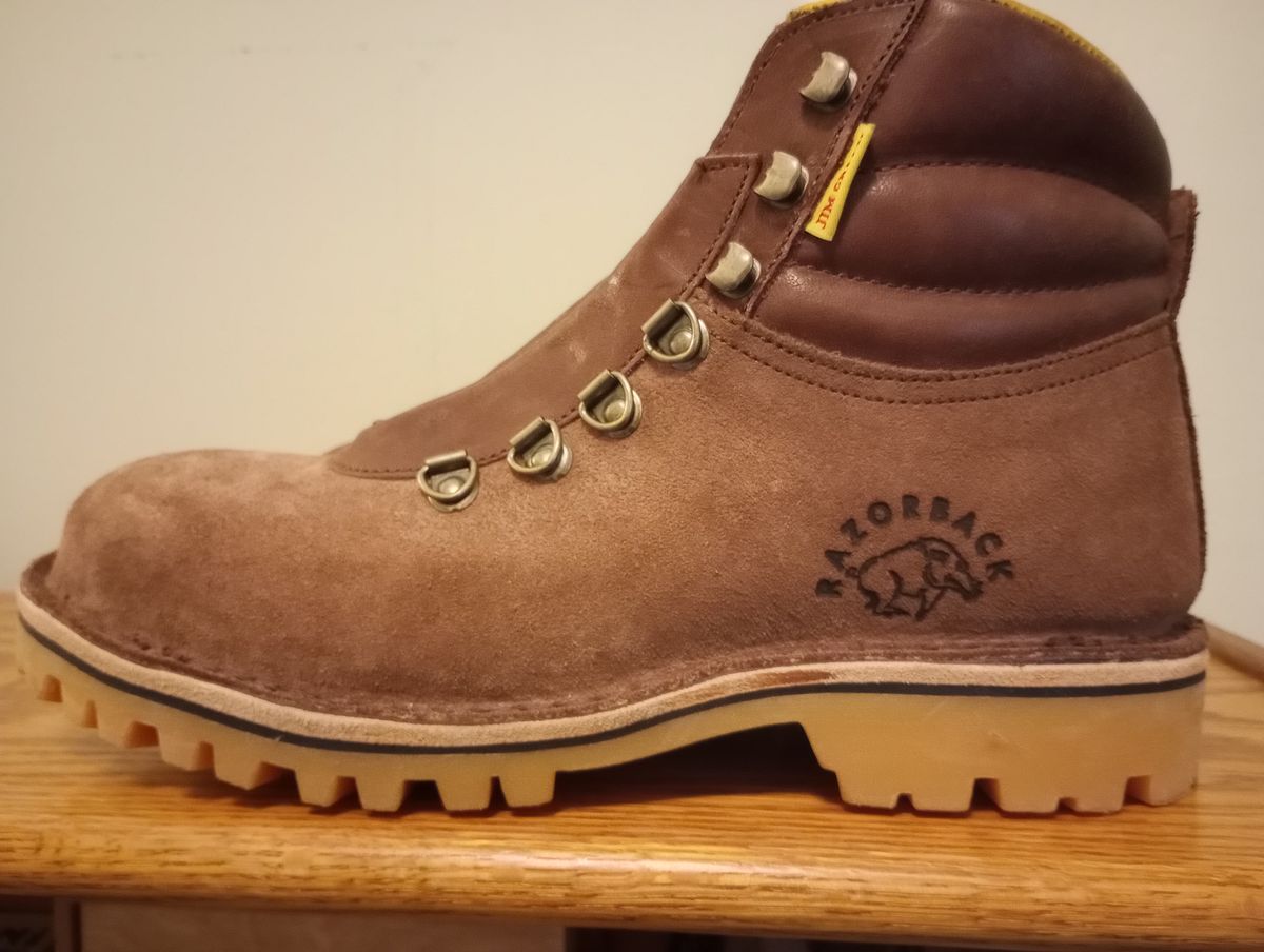 Photo by Arborology90 on November 4, 2023 of the Jim Green Razorback in African Buffalo Skin.