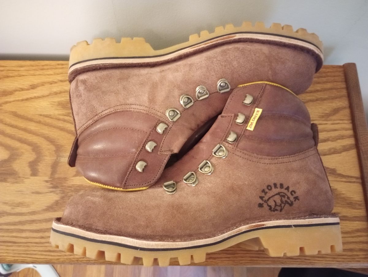 Photo by Arborology90 on November 4, 2023 of the Jim Green Razorback in African Buffalo Skin.