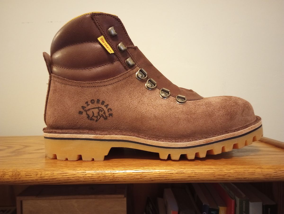 Photo by Arborology90 on November 4, 2023 of the Jim Green Razorback in African Buffalo Skin.