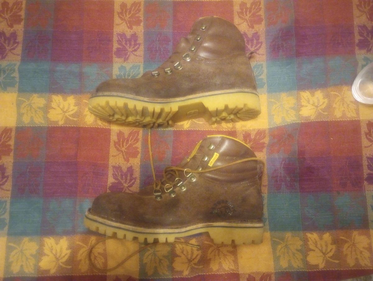 Photo by Arborology90 on December 6, 2023 of the Jim Green Razorback in African Buffalo Skin.