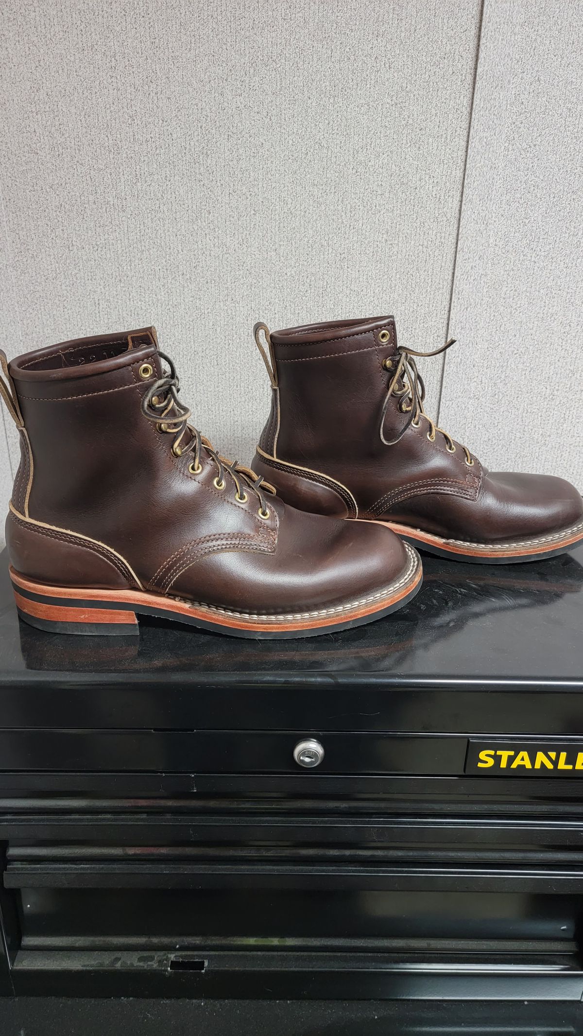 Photo by FatCrapper on November 6, 2022 of the Nicks Falcon in Horween Brown Chromexcel.