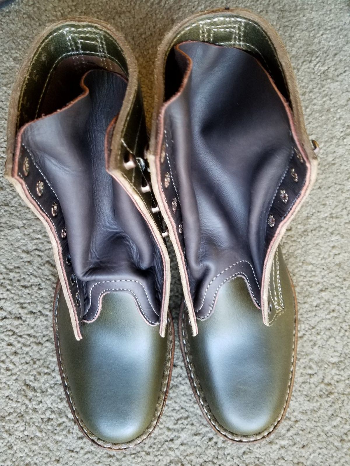 Photo by negrete on May 1, 2020 of the White's Bounty Hunter in Horween Olive Waxed Flesh.