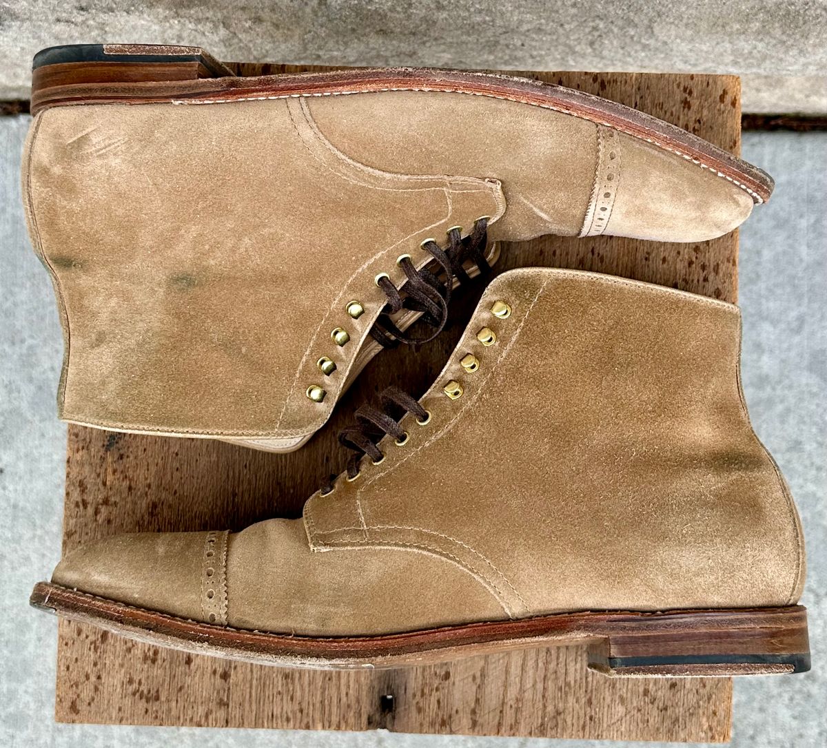 Photo by NoDadBod81 on April 5, 2024 of the Alden x Leffot Cooney Boot in Tan Suede.