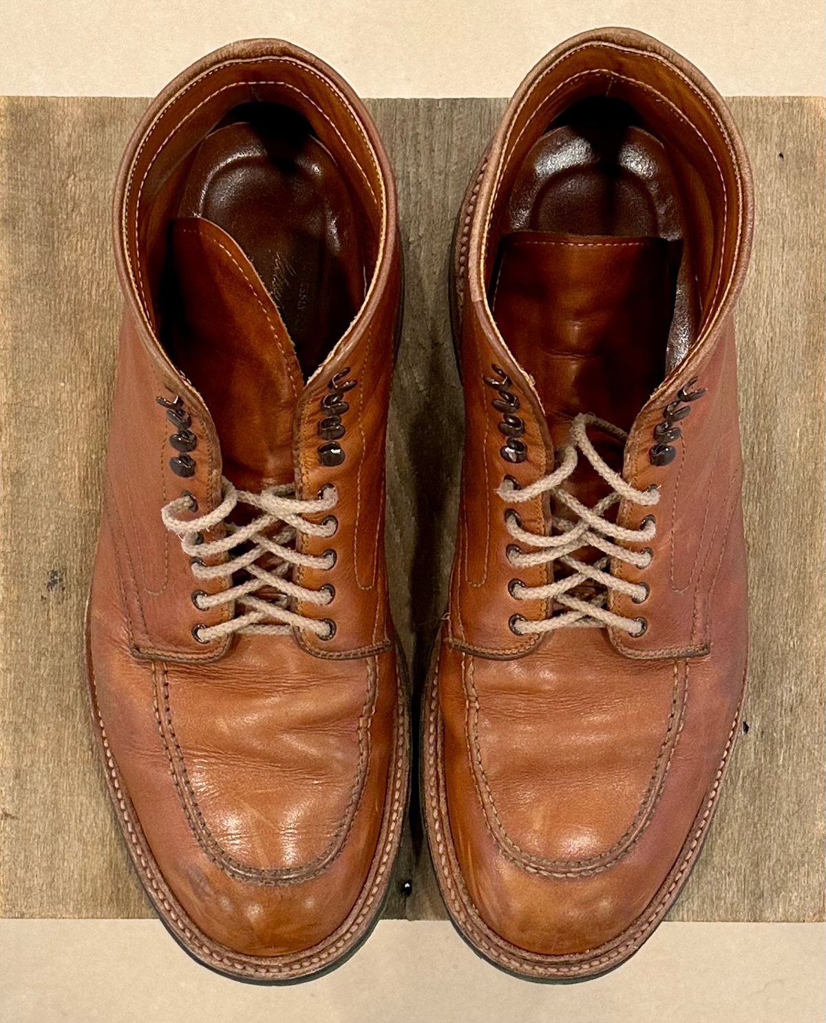 Photo by NoDadBod81 on February 5, 2025 of the Alden X Ealdwine 40307HC Saddle Tan Fettleder Indy in Saddle Tan Calf Skin.