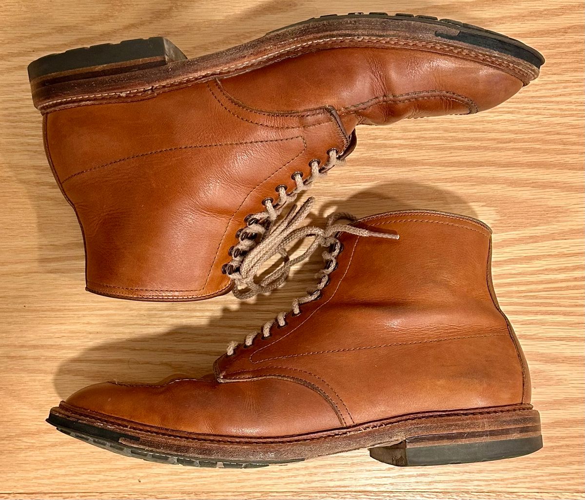 Photo by NoDadBod81 on March 5, 2025 of the Alden X Ealdwine 40307HC Saddle Tan Fettleder Indy in Saddle Tan Calf Skin.
