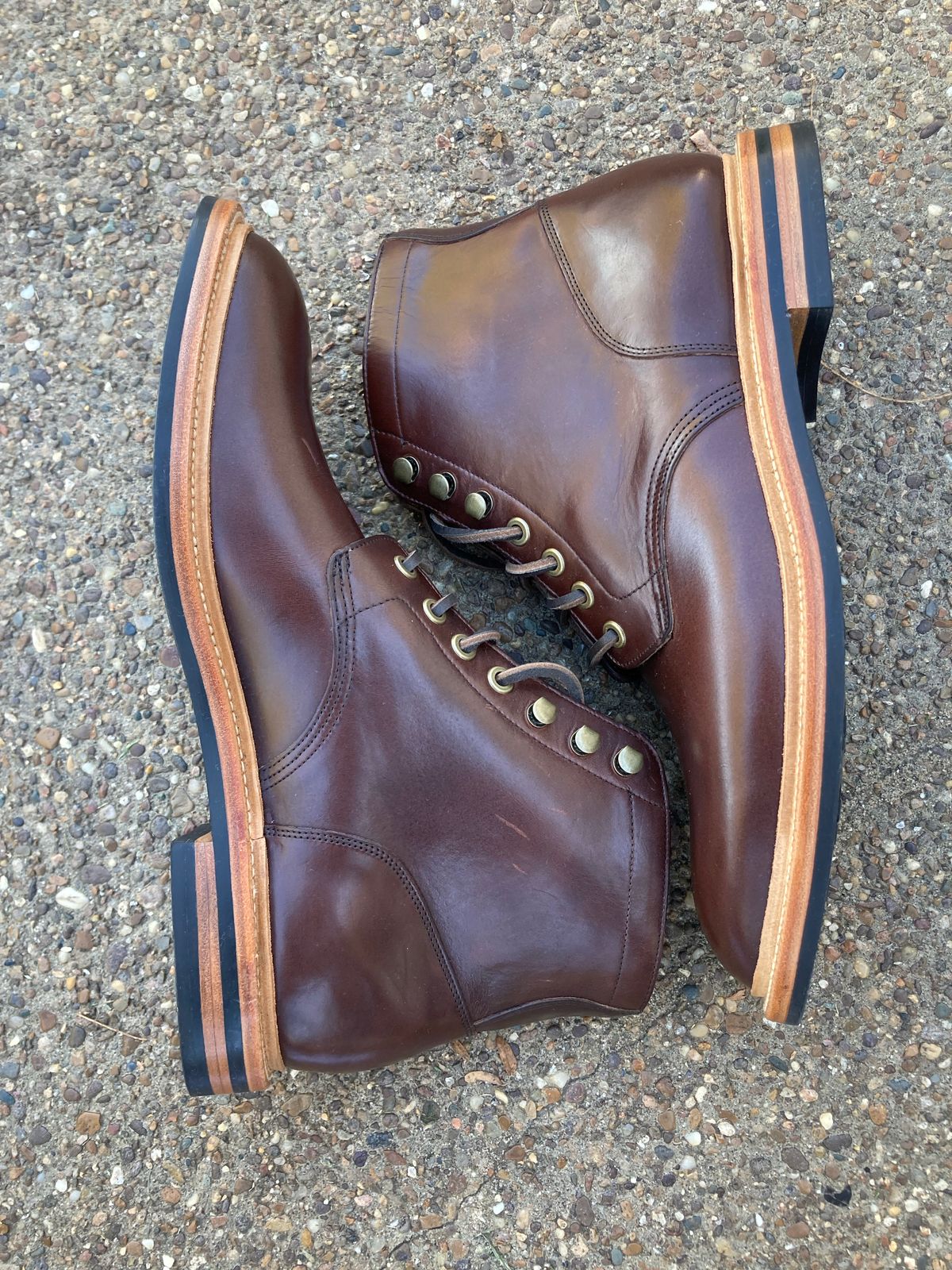 Photo by scuff on October 1, 2022 of the Grant Stone Diesel Boot in Horween Crimson Chromexcel.