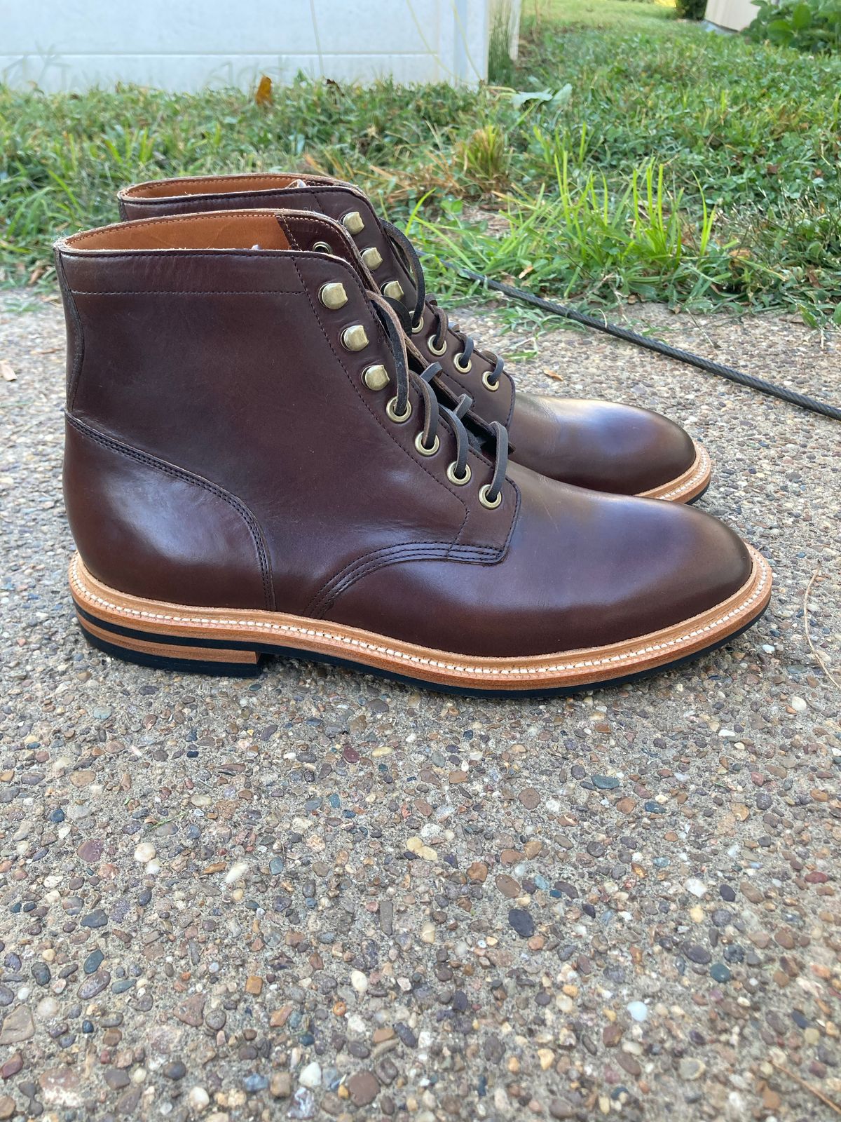 Photo by scuff on October 1, 2022 of the Grant Stone Diesel Boot in Horween Crimson Chromexcel.
