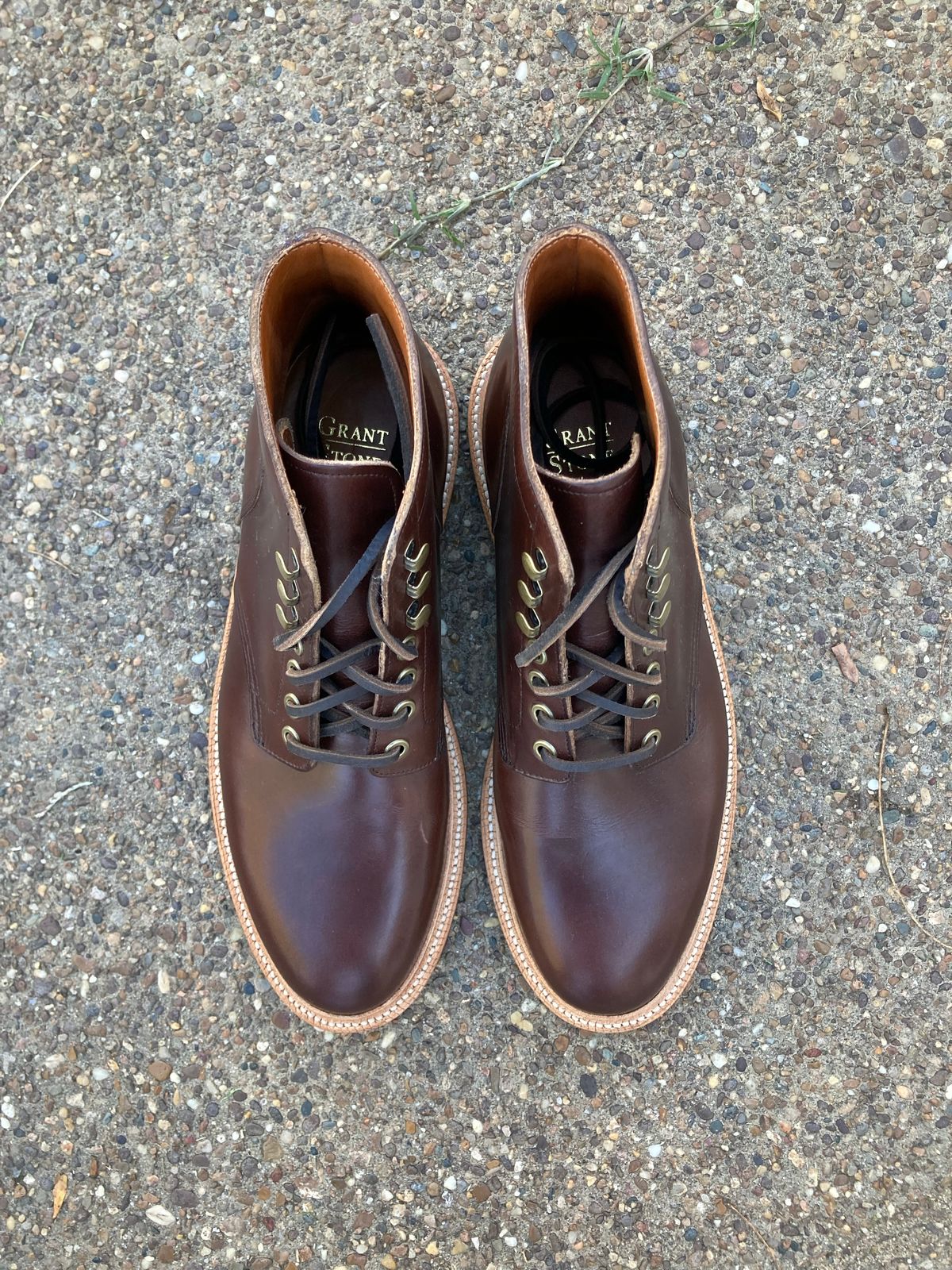 Photo by scuff on October 1, 2022 of the Grant Stone Diesel Boot in Horween Crimson Chromexcel.