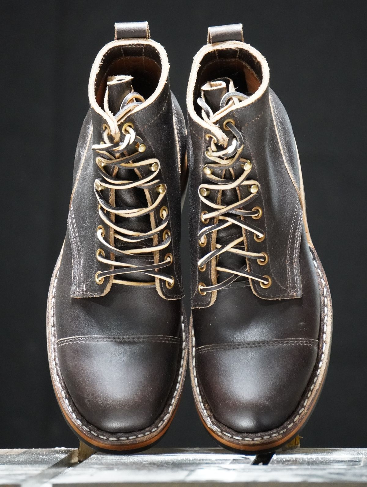 Photo by Boots on October 1, 2023 of the White's 350 Cruiser in Horween Dark Brown Waxed Flesh.