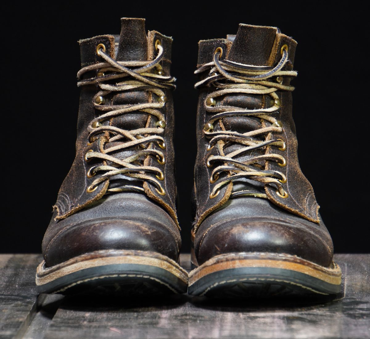 Photo by Boots on December 6, 2023 of the White's 350 Cruiser in Horween Dark Brown Waxed Flesh.