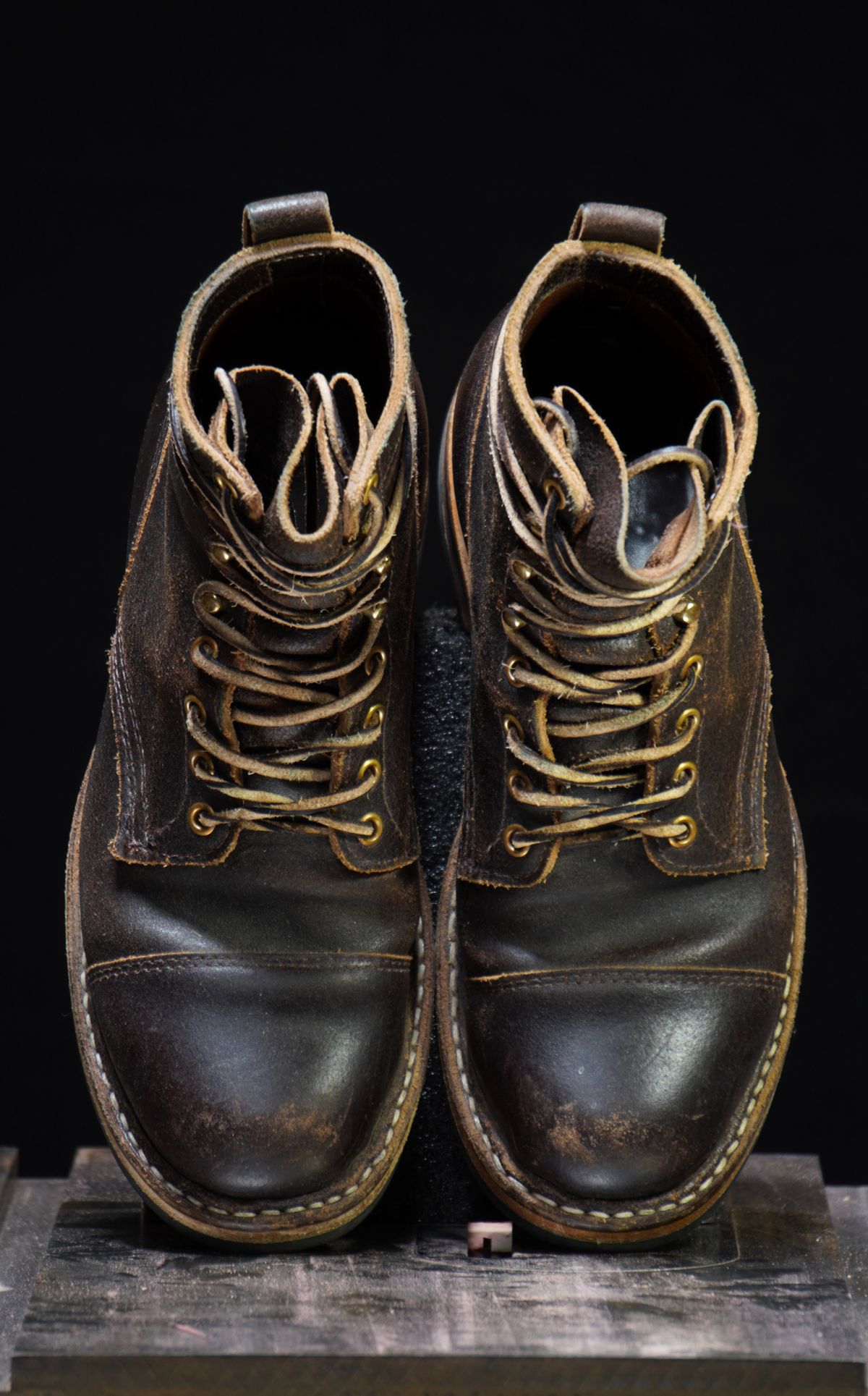 Photo by Boots on December 6, 2023 of the White's 350 Cruiser in Horween Dark Brown Waxed Flesh.