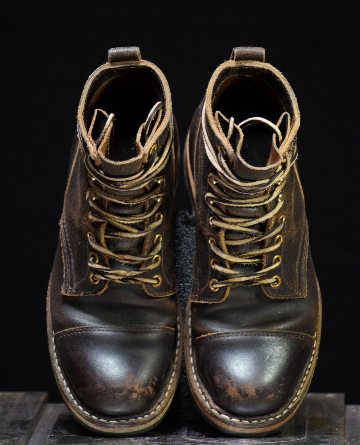 Photo by Boots on January 6, 2024 of the White's 350 Cruiser in Horween Dark Brown Waxed Flesh.