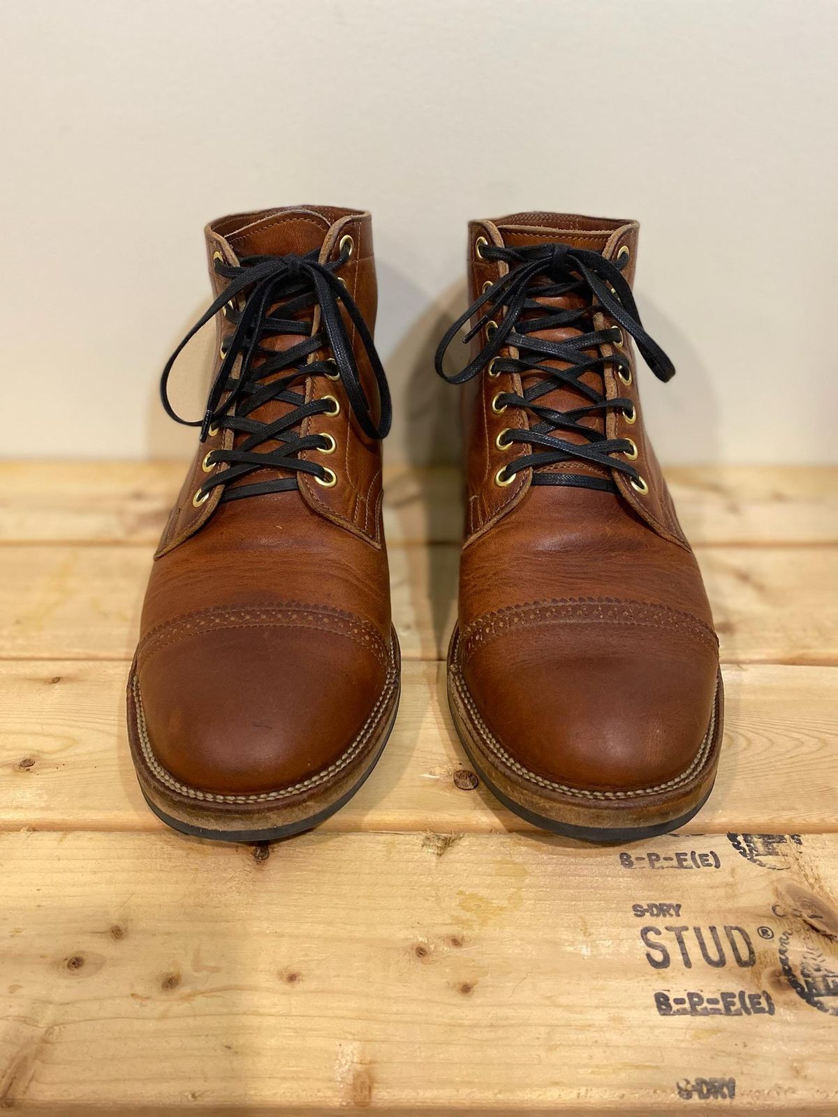 Photo by Boots on November 2, 2022 of the Viberg Service Boot in Horween Burned Oak Dublin.