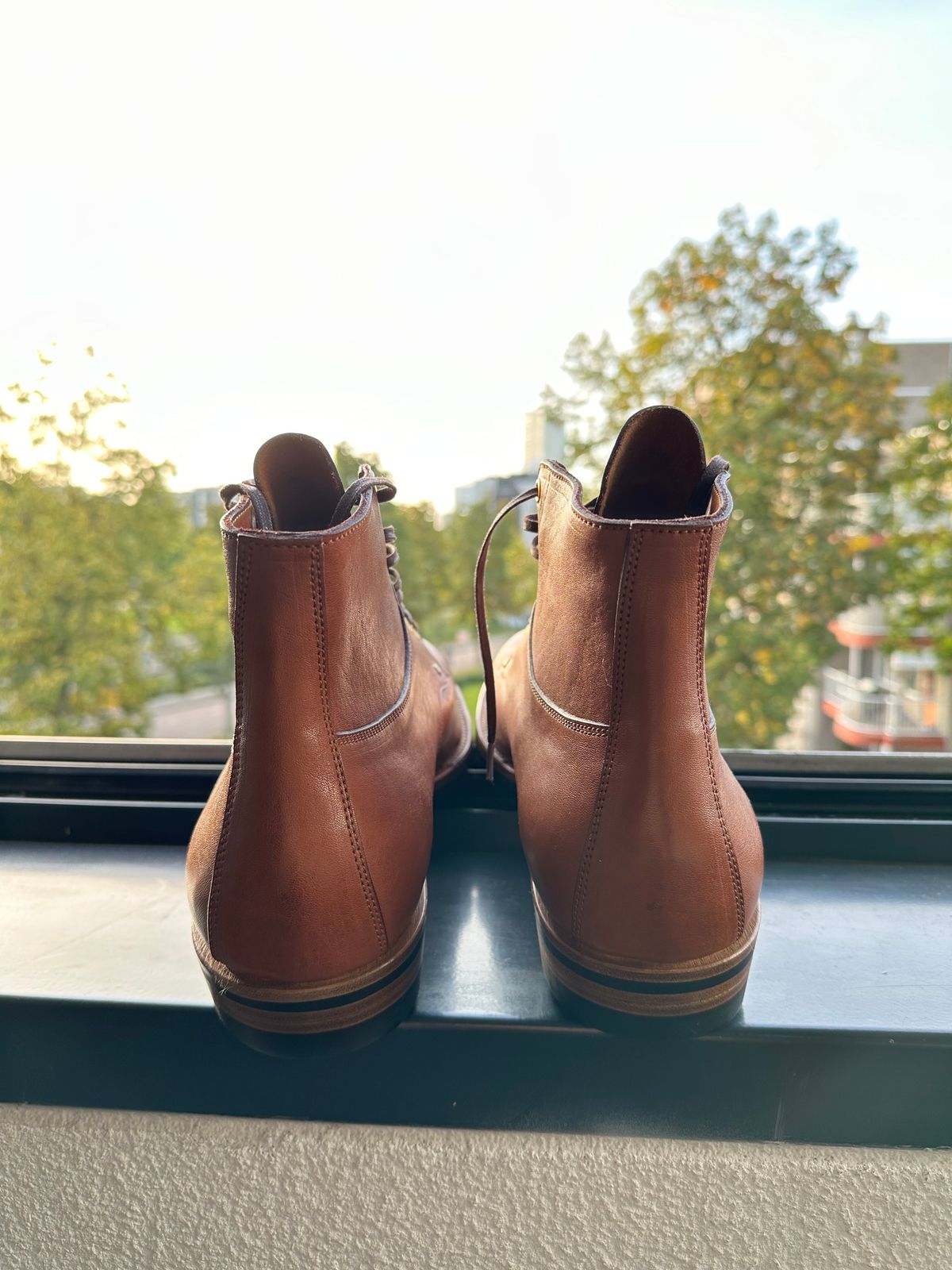 Photo by Darkkp on October 2, 2023 of the Iron Boots x Østmo Type 1 in Maryam Light Brown Washed Horsehide.