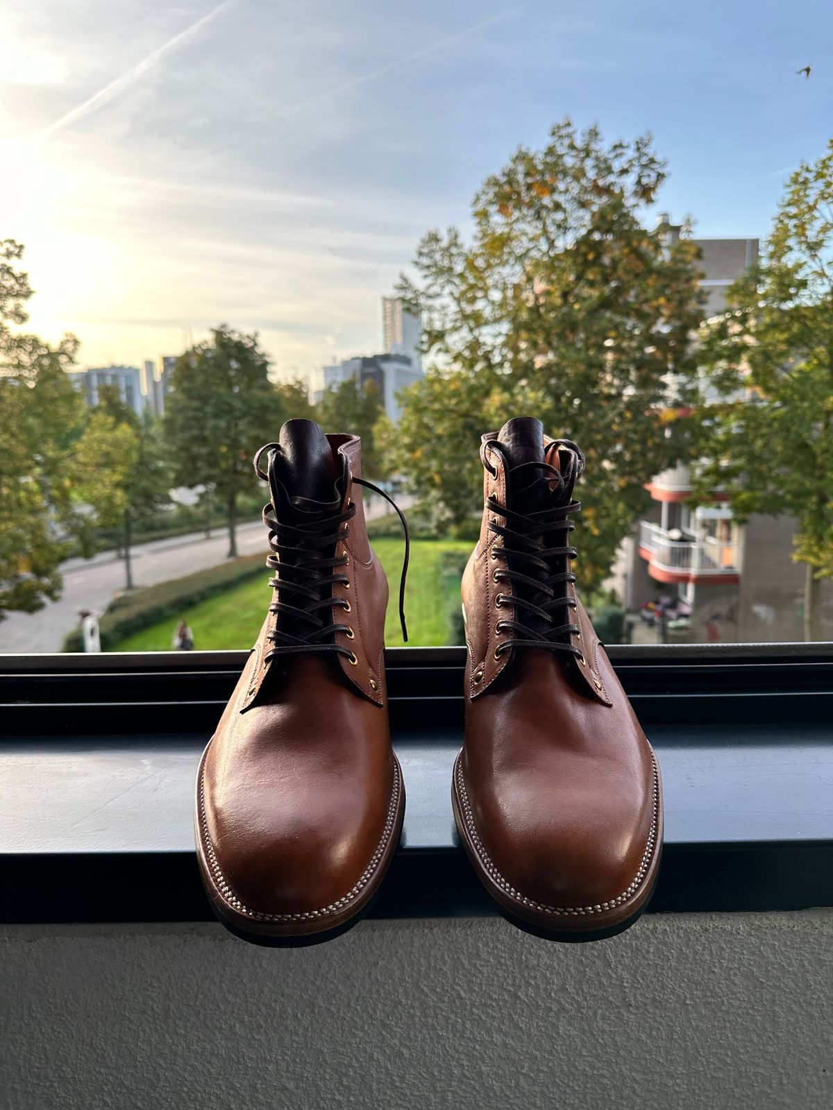 Photo by Darkkp on October 2, 2023 of the Iron Boots x Østmo Type 1 in Maryam Light Brown Washed Horsehide.
