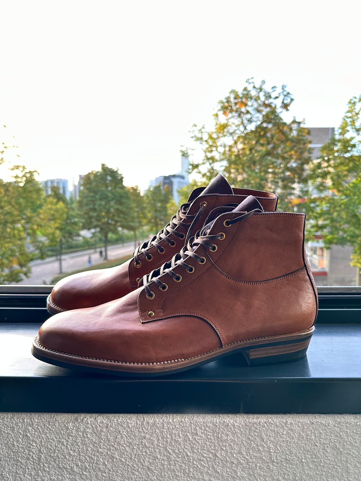 Photo by Darkkp on October 2, 2023 of the Iron Boots x Østmo Type 1 in Maryam Light Brown Washed Horsehide.