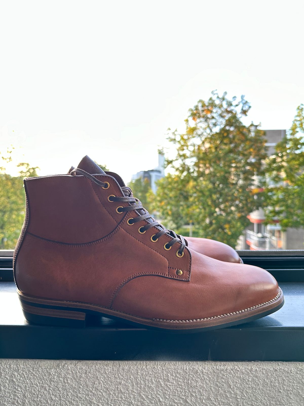 Photo by Darkkp on October 2, 2023 of the Iron Boots x Østmo Type 1 in Maryam Light Brown Washed Horsehide.