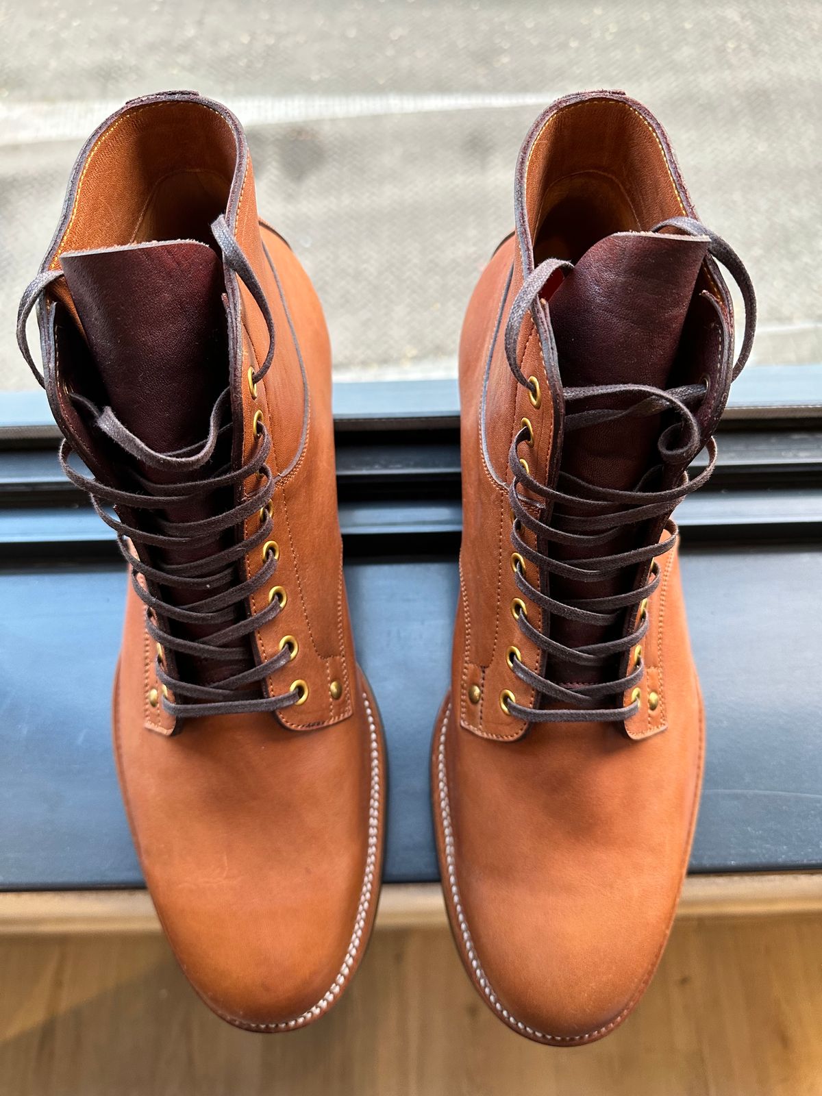 Photo by Darkkp on October 2, 2023 of the Iron Boots x Østmo Type 1 in Maryam Light Brown Washed Horsehide.