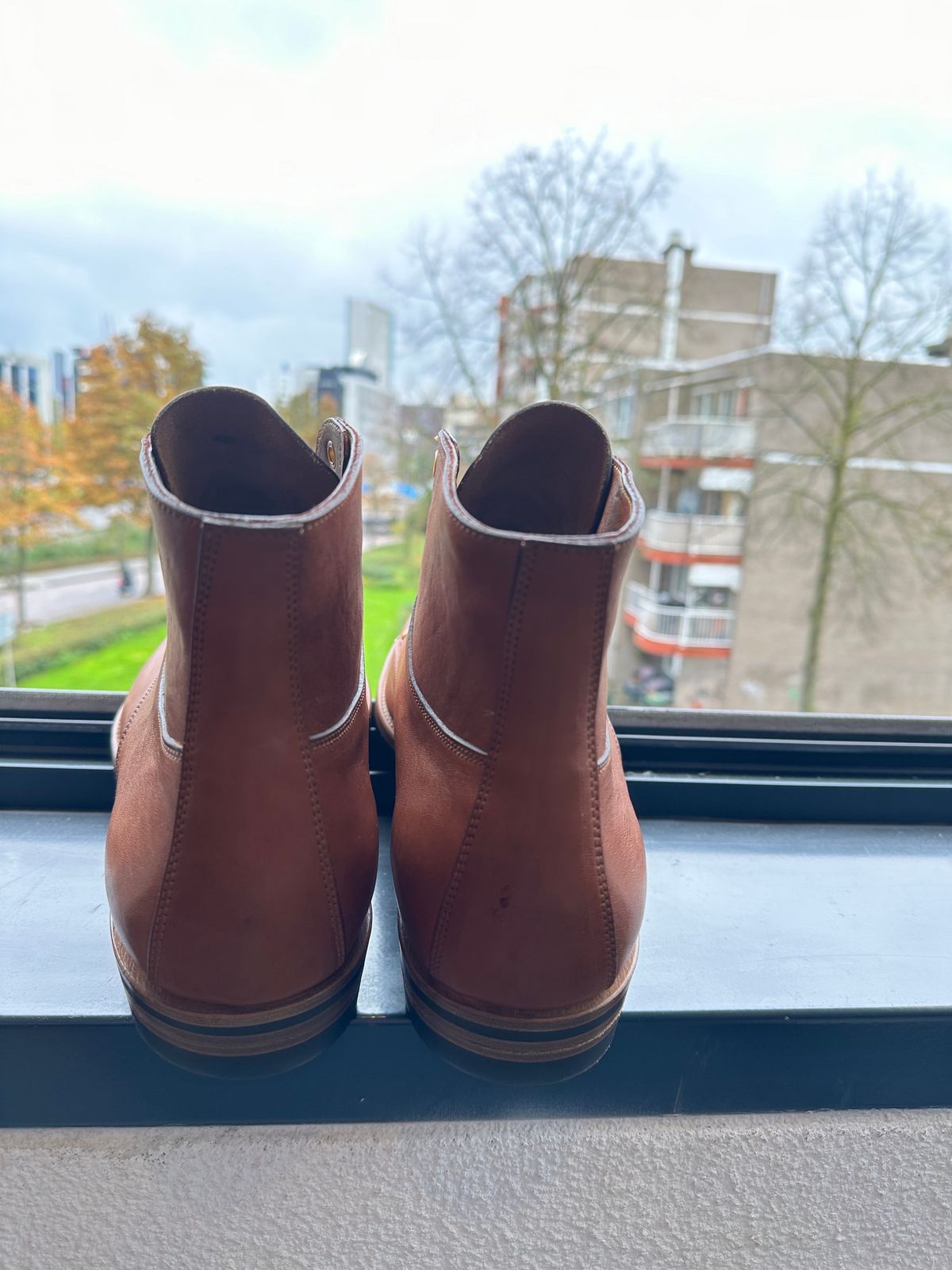 Photo by Darkkp on November 5, 2023 of the Iron Boots x Østmo Type 1 in Maryam Light Brown Washed Horsehide.