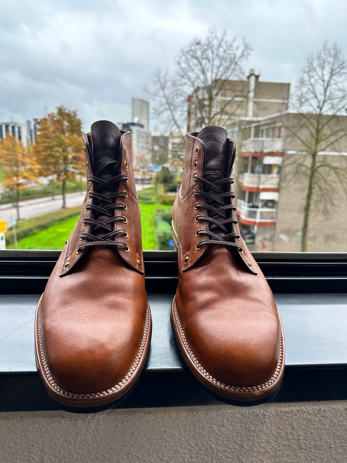 Photo by Darkkp on November 5, 2023 of the Iron Boots x Østmo Type 1 in Maryam Light Brown Washed Horsehide.