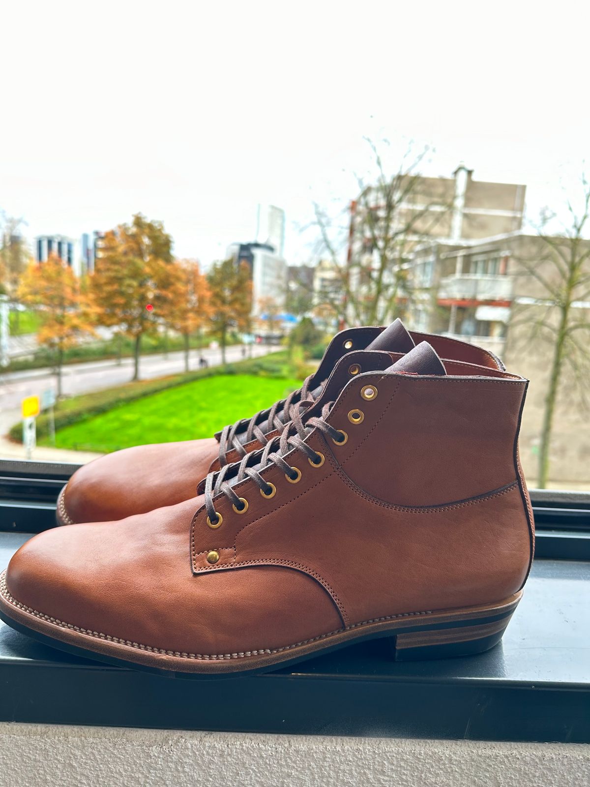 Photo by Darkkp on November 5, 2023 of the Iron Boots x Østmo Type 1 in Maryam Light Brown Washed Horsehide.