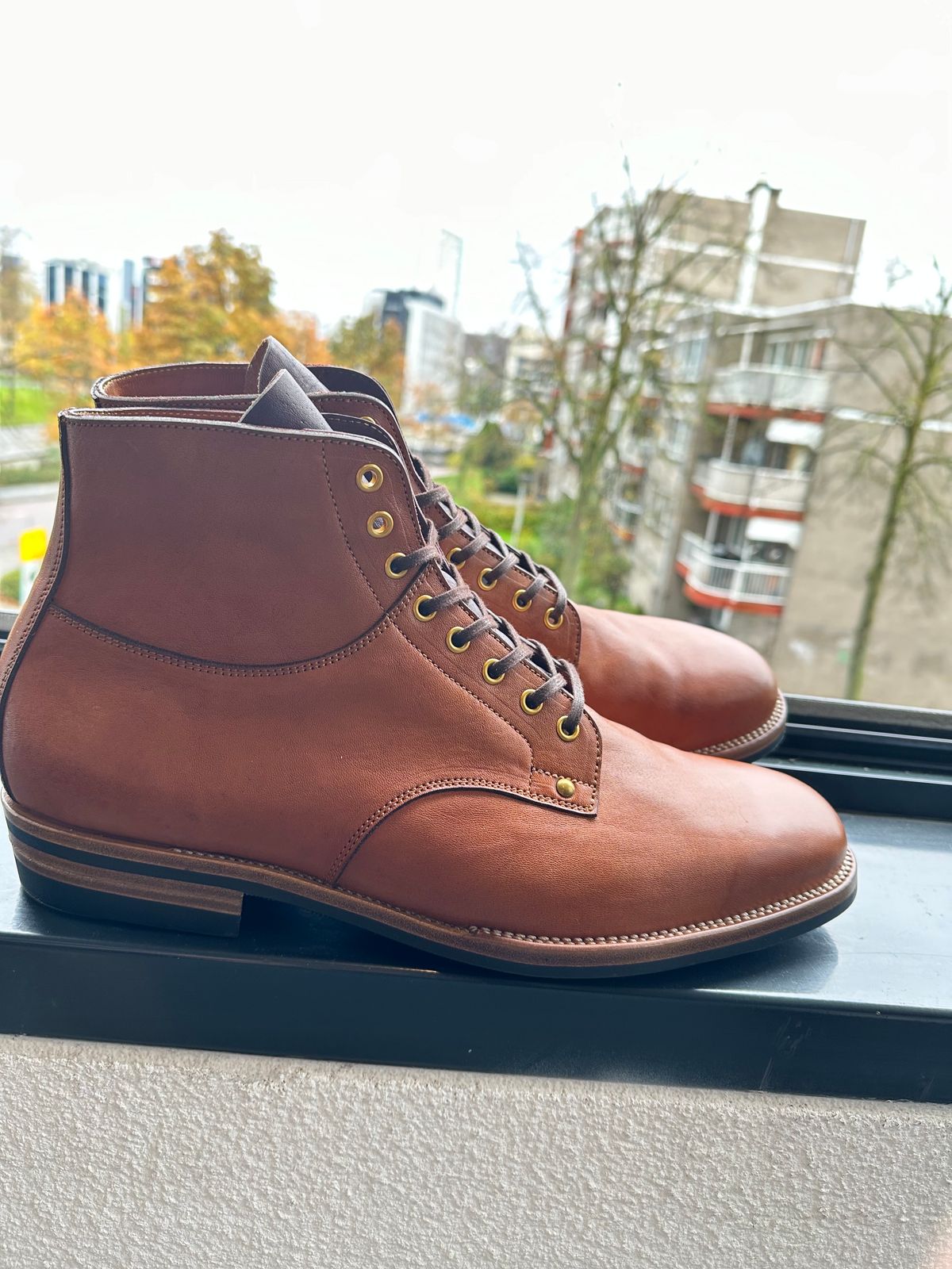Photo by Darkkp on November 5, 2023 of the Iron Boots x Østmo Type 1 in Maryam Light Brown Washed Horsehide.