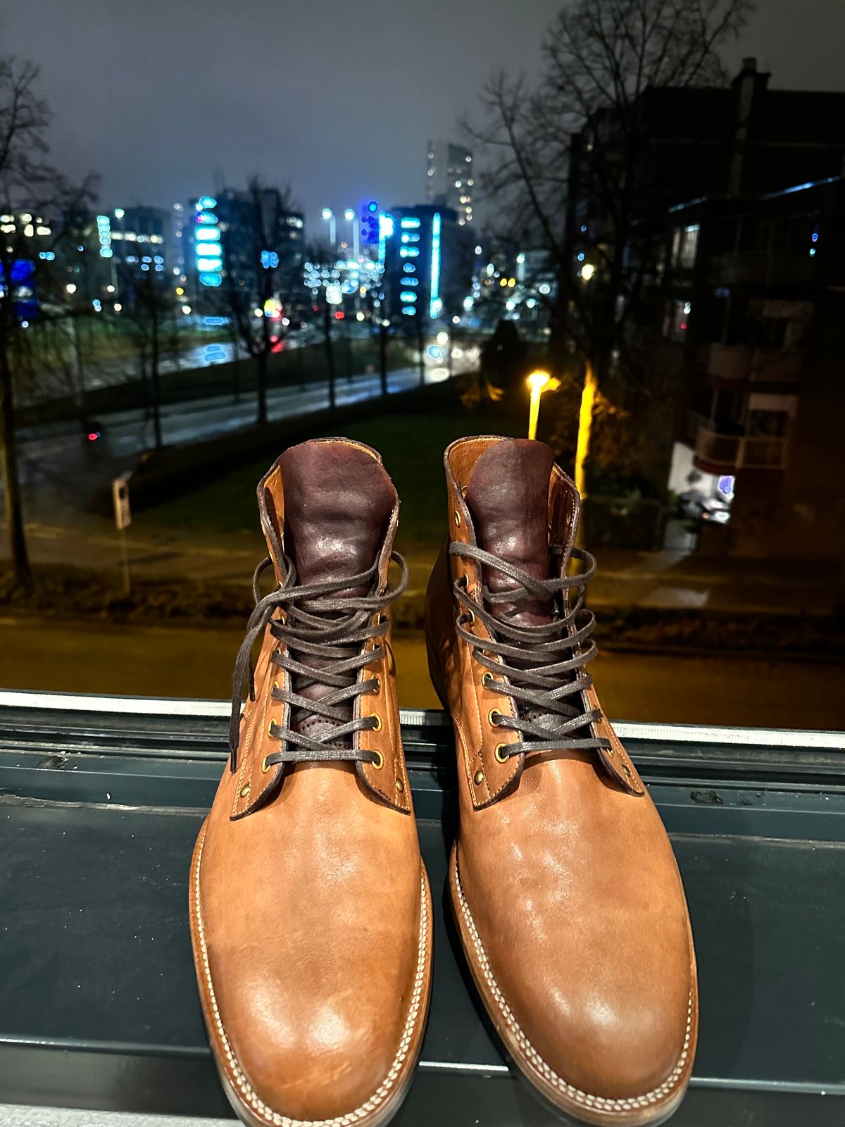 Photo by Darkkp on December 5, 2023 of the Iron Boots x Østmo Type 1 in Maryam Light Brown Washed Horsehide.