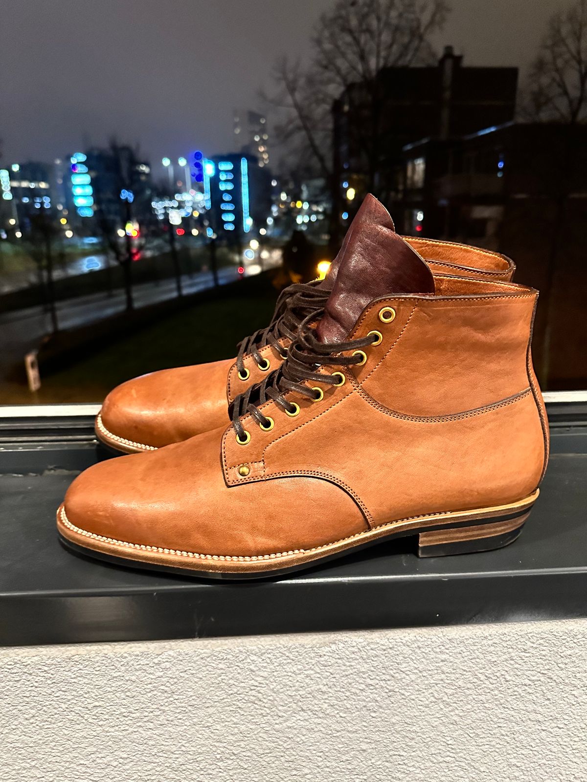 Photo by Darkkp on December 5, 2023 of the Iron Boots x Østmo Type 1 in Maryam Light Brown Washed Horsehide.