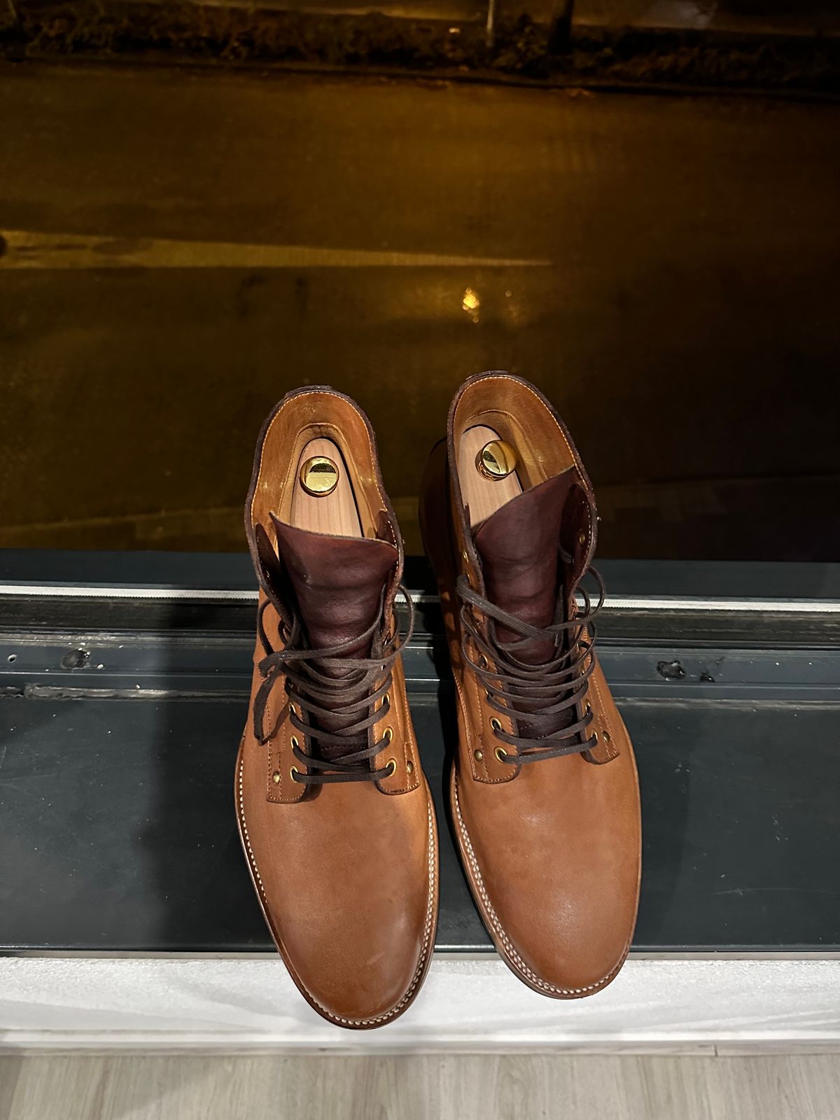 Photo by Darkkp on December 5, 2023 of the Iron Boots x Østmo Type 1 in Maryam Light Brown Washed Horsehide.