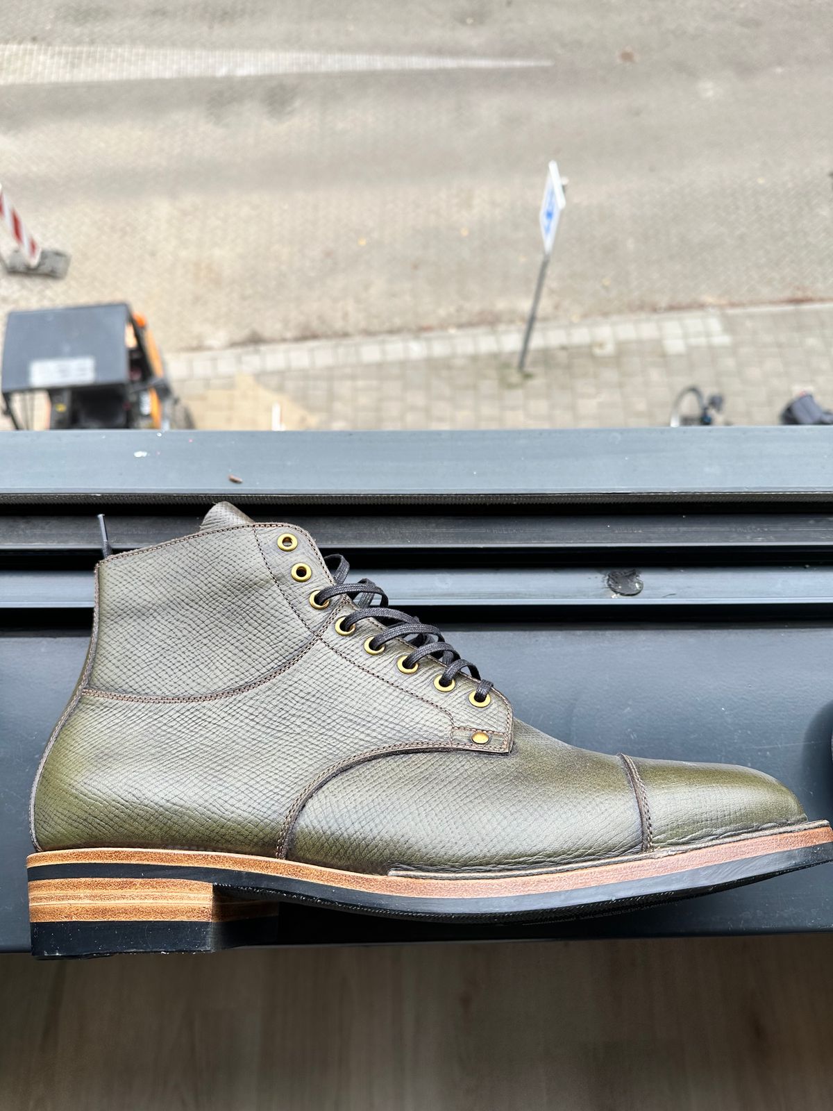 Photo by Darkkp on November 3, 2024 of the Iron Boots x Østmo Type 1 in Horween Green Pioneer Hatchgrain.