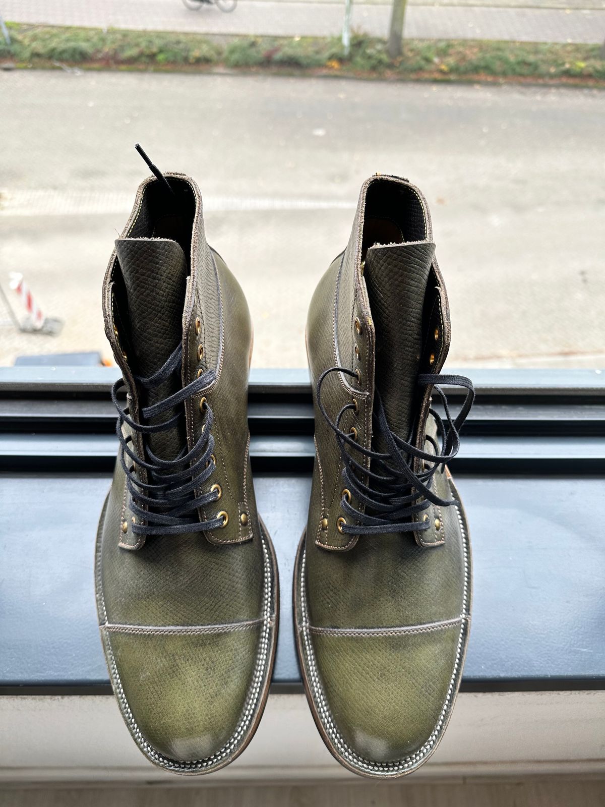 Photo by Darkkp on November 3, 2024 of the Iron Boots x Østmo Type 1 in Horween Green Pioneer Hatchgrain.