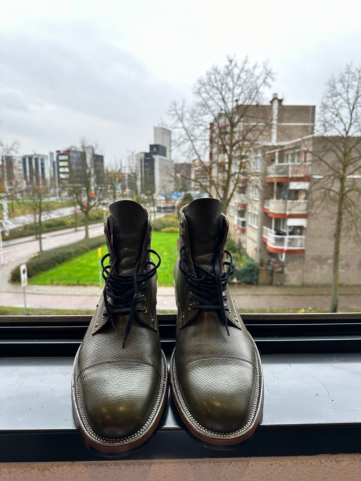 Photo by Darkkp on December 5, 2024 of the Iron Boots x Østmo Type 1 in Horween Green Pioneer Hatchgrain.