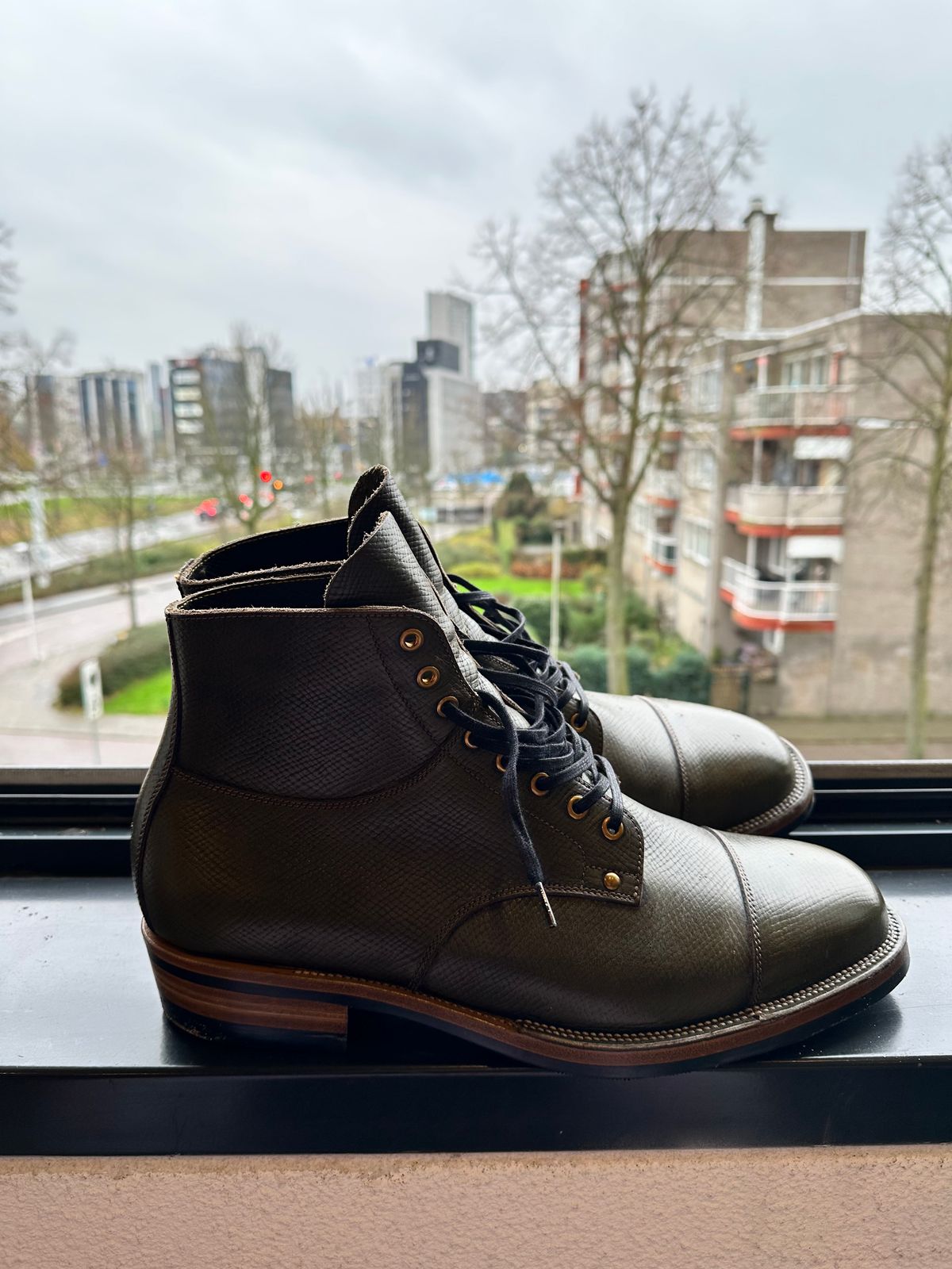 Photo by Darkkp on December 5, 2024 of the Iron Boots x Østmo Type 1 in Horween Green Pioneer Hatchgrain.