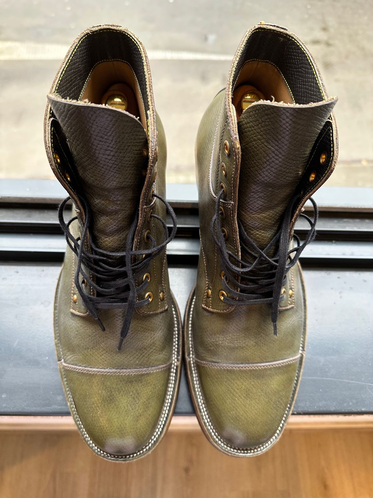 Photo by Darkkp on December 5, 2024 of the Iron Boots x Østmo Type 1 in Horween Green Pioneer Hatchgrain.