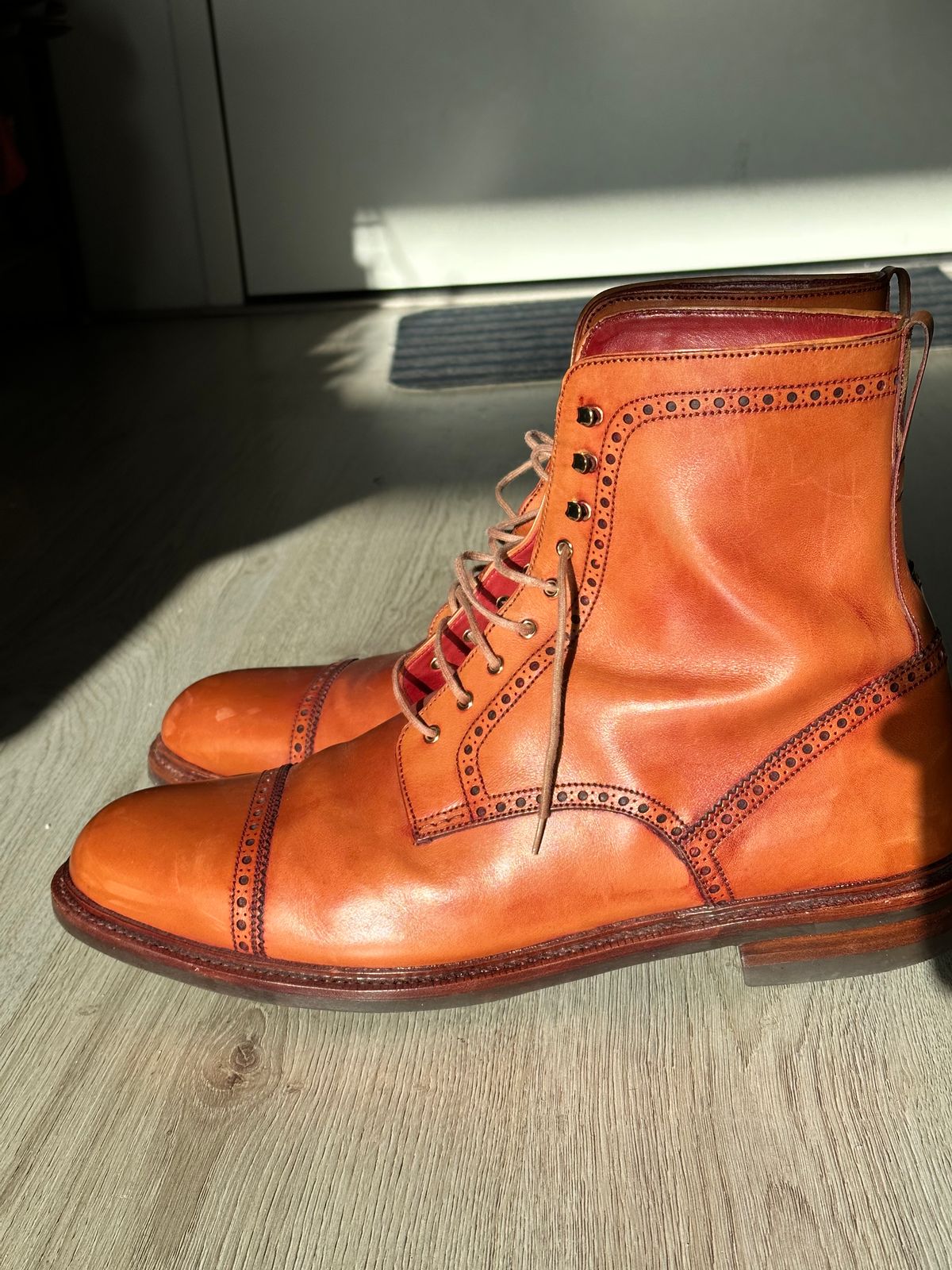 Photo by Darkkp on February 5, 2023 of the Carmina Toecap Brogue Jumper Boots 80459 in Unlisted Leather.