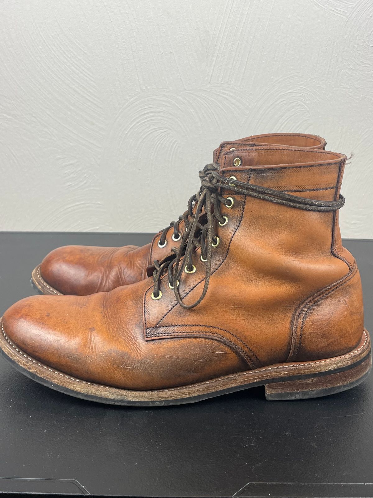 Photo by joem2 on February 1, 2024 of the Oak Street Bootmakers Trench Boot in Tempesti Brown Overdye Camello Asportabile.