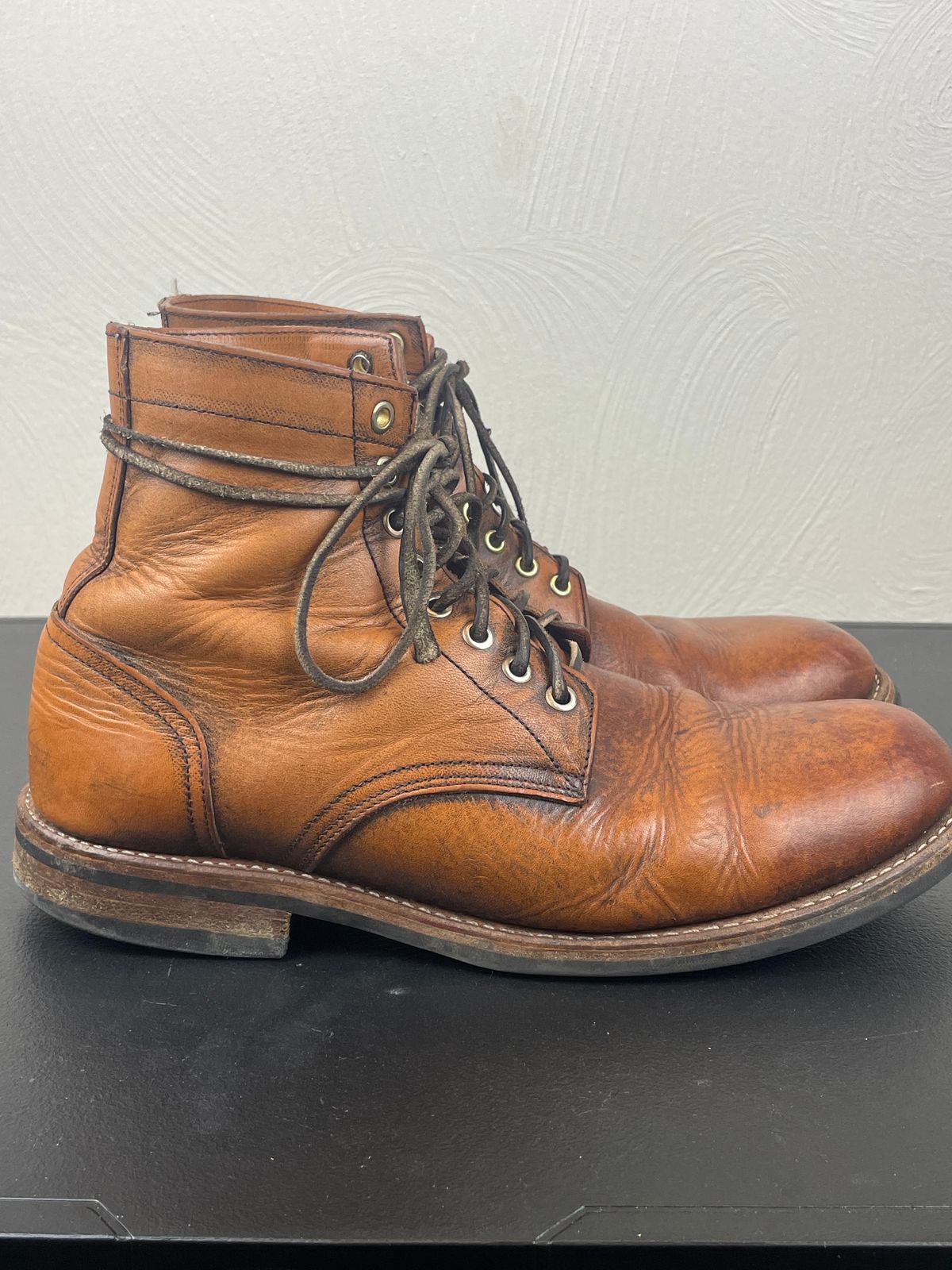 Photo by joem2 on February 1, 2024 of the Oak Street Bootmakers Trench Boot in Tempesti Brown Overdye Camello Asportabile.