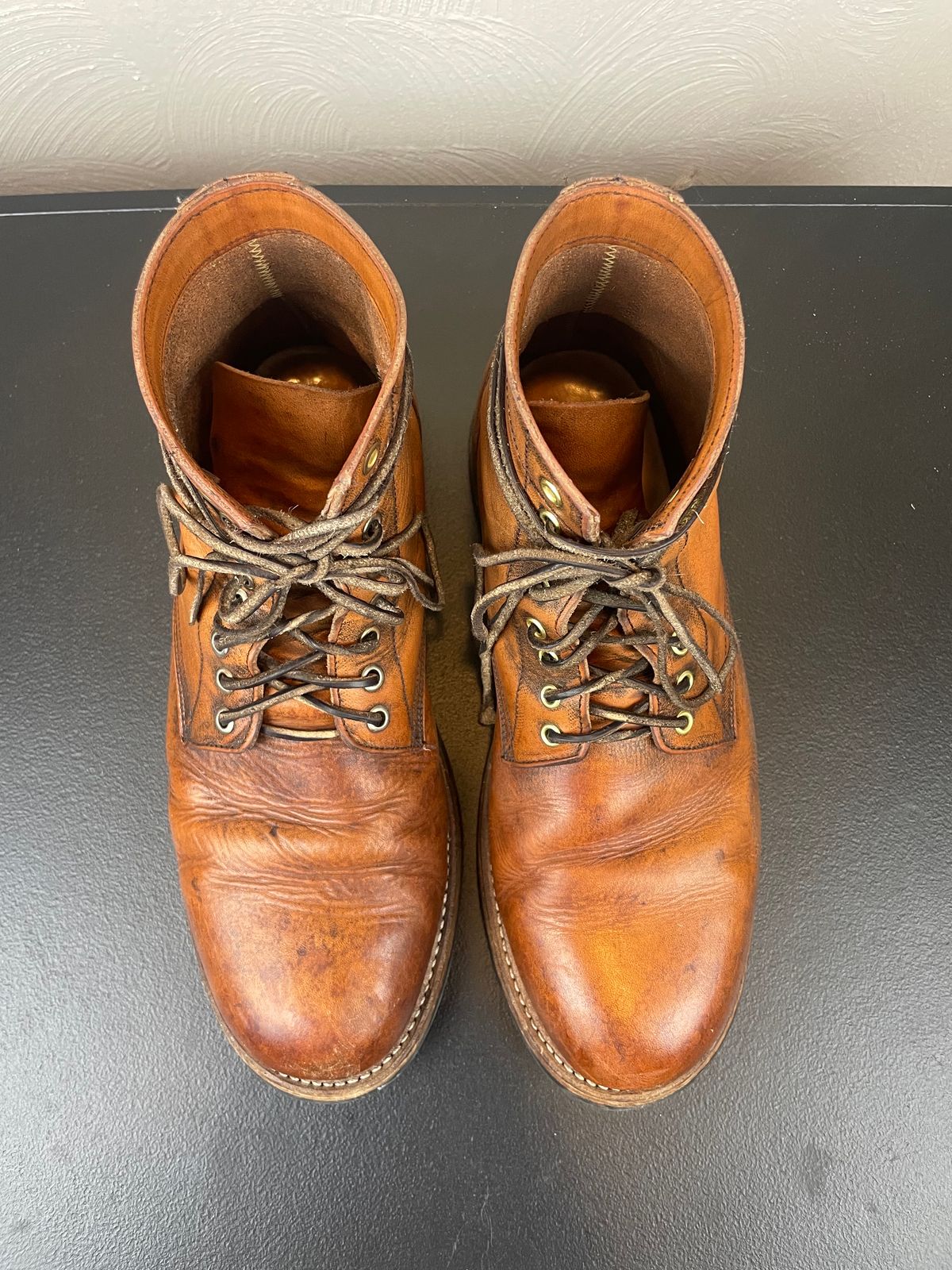 Photo by joem2 on February 1, 2024 of the Oak Street Bootmakers Trench Boot in Tempesti Brown Overdye Camello Asportabile.