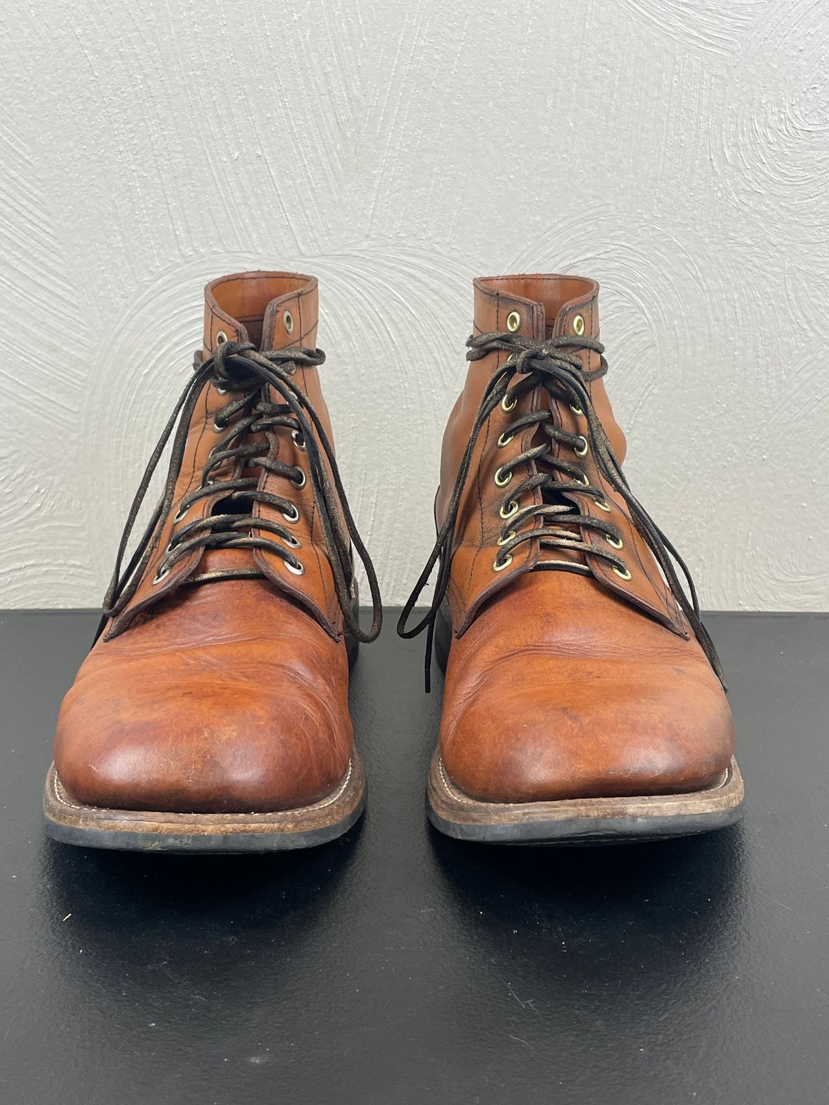 Photo by joem2 on March 3, 2024 of the Oak Street Bootmakers Trench Boot in Tempesti Brown Overdye Camello Asportabile.