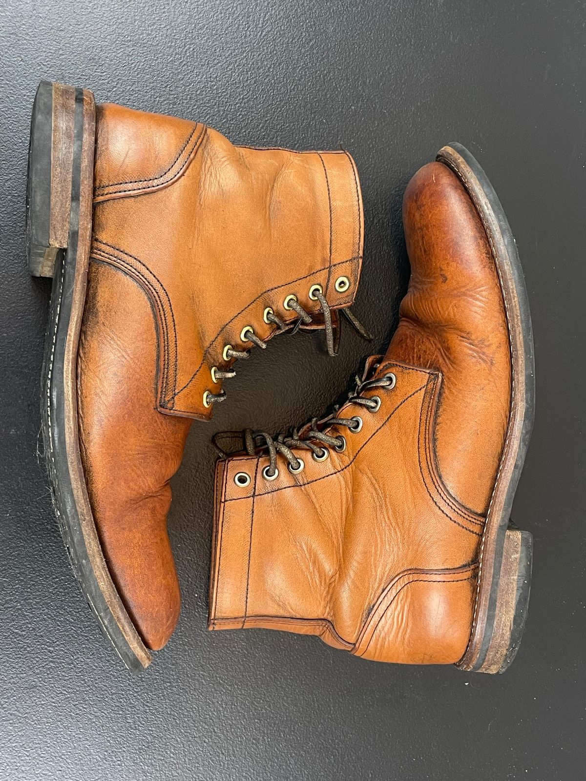 Photo by joem2 on March 3, 2024 of the Oak Street Bootmakers Trench Boot in Tempesti Brown Overdye Camello Asportabile.