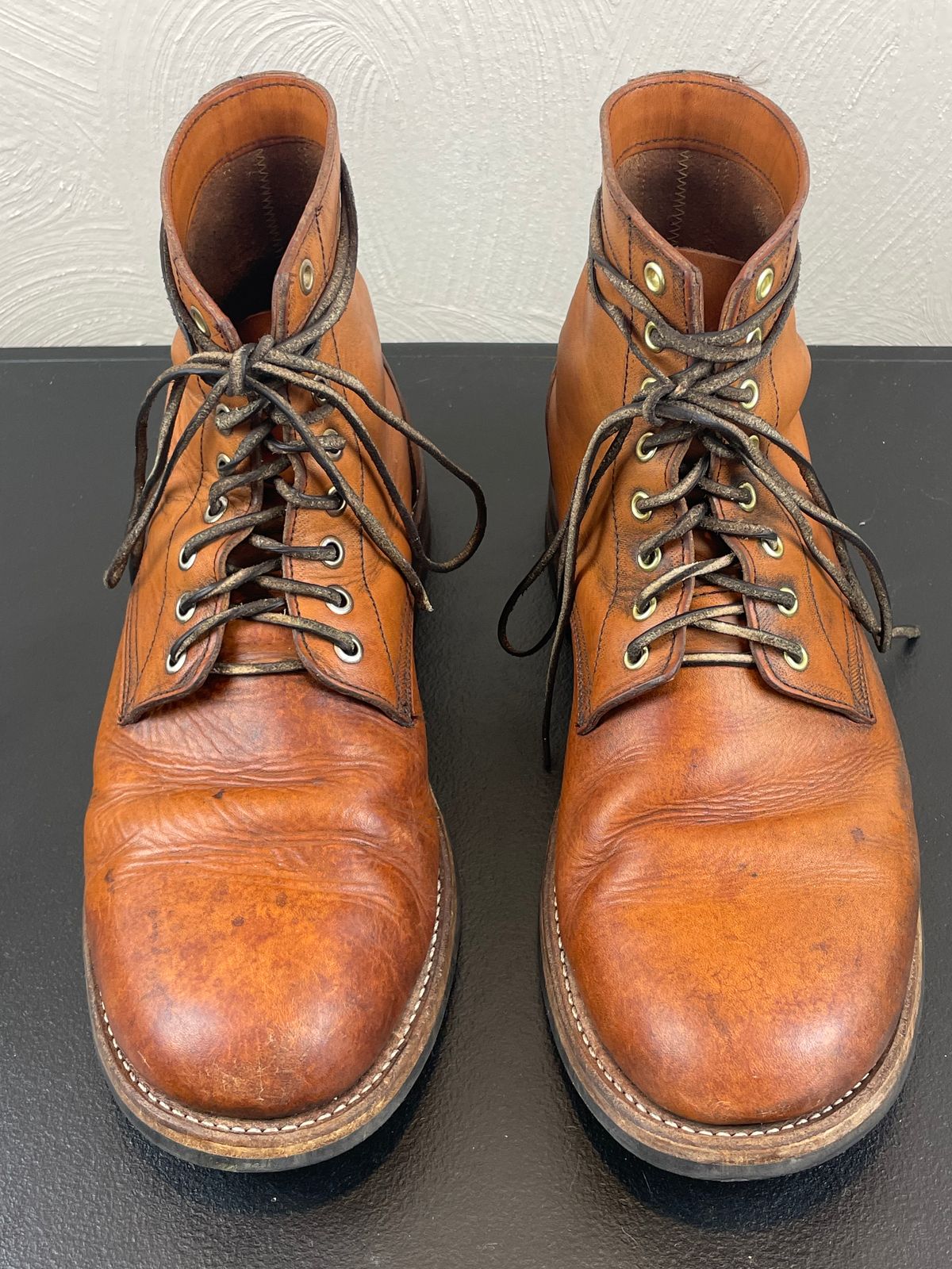 Photo by joem2 on March 3, 2024 of the Oak Street Bootmakers Trench Boot in Tempesti Brown Overdye Camello Asportabile.