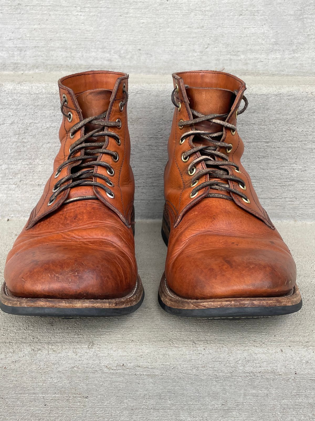 Photo by joem2 on April 1, 2024 of the Oak Street Bootmakers Trench Boot in Tempesti Brown Overdye Camello Asportabile.