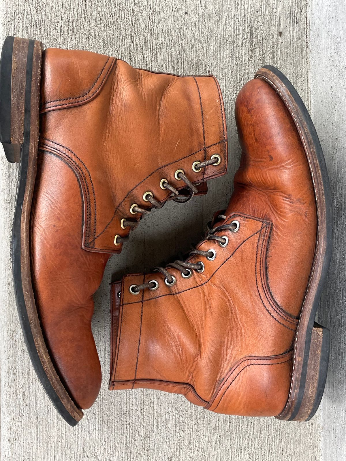 Photo by joem2 on April 1, 2024 of the Oak Street Bootmakers Trench Boot in Tempesti Brown Overdye Camello Asportabile.