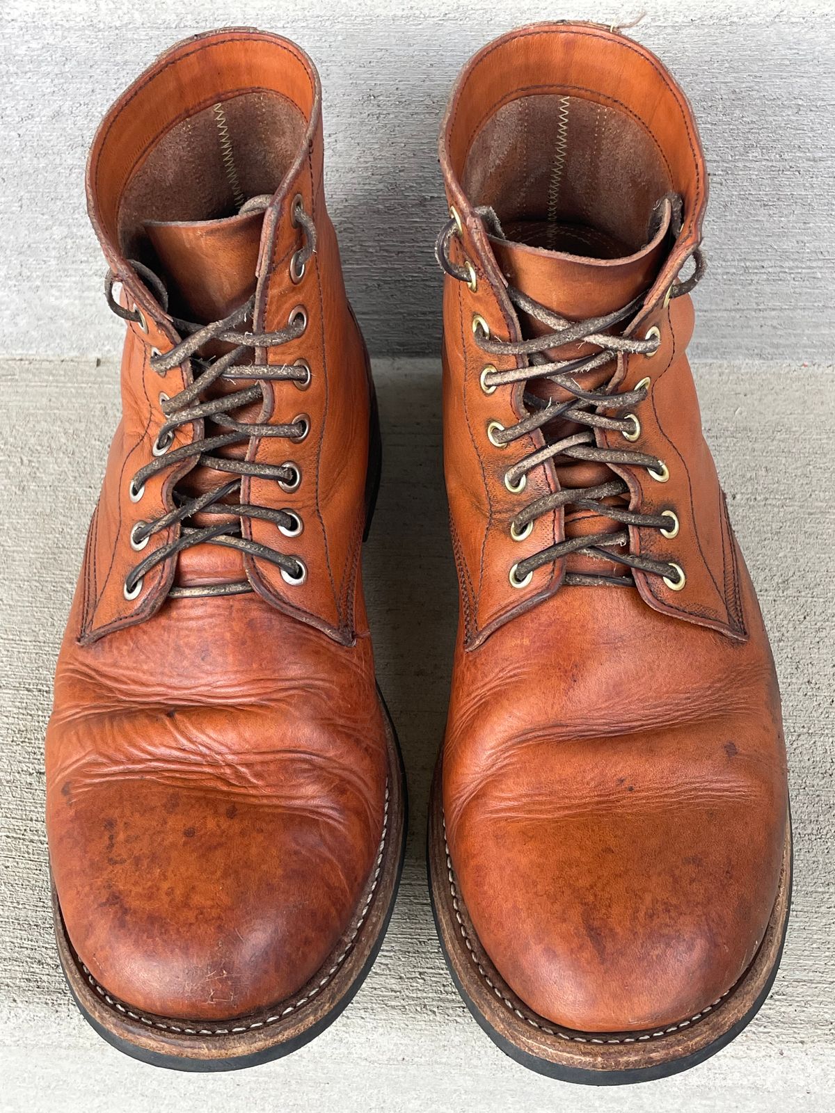 Photo by joem2 on April 1, 2024 of the Oak Street Bootmakers Trench Boot in Tempesti Brown Overdye Camello Asportabile.
