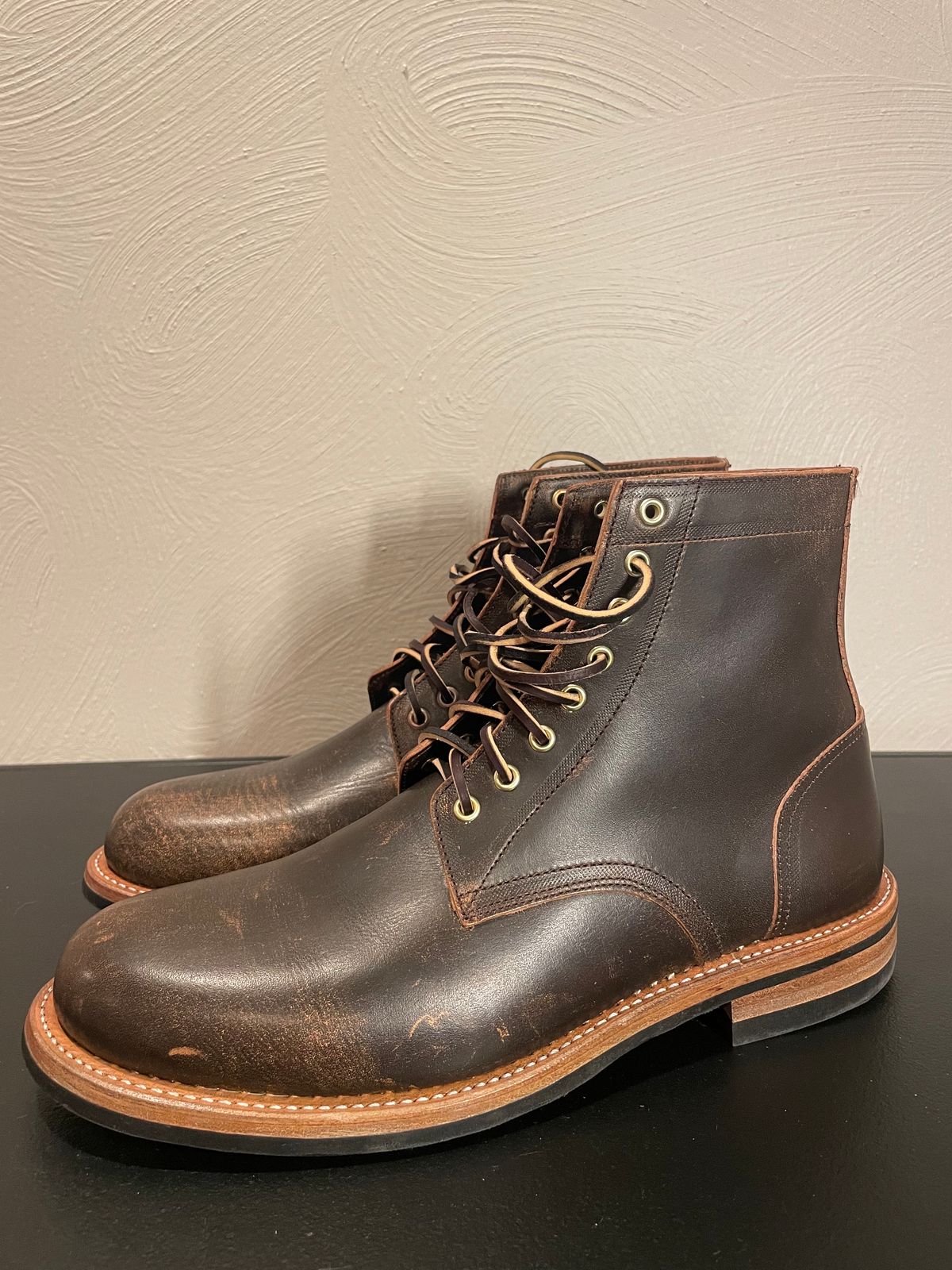 Photo by joem2 on October 1, 2023 of the Oak Street Bootmakers Trench Boot in Tempesti Brown Overdye Camello Asportabile.