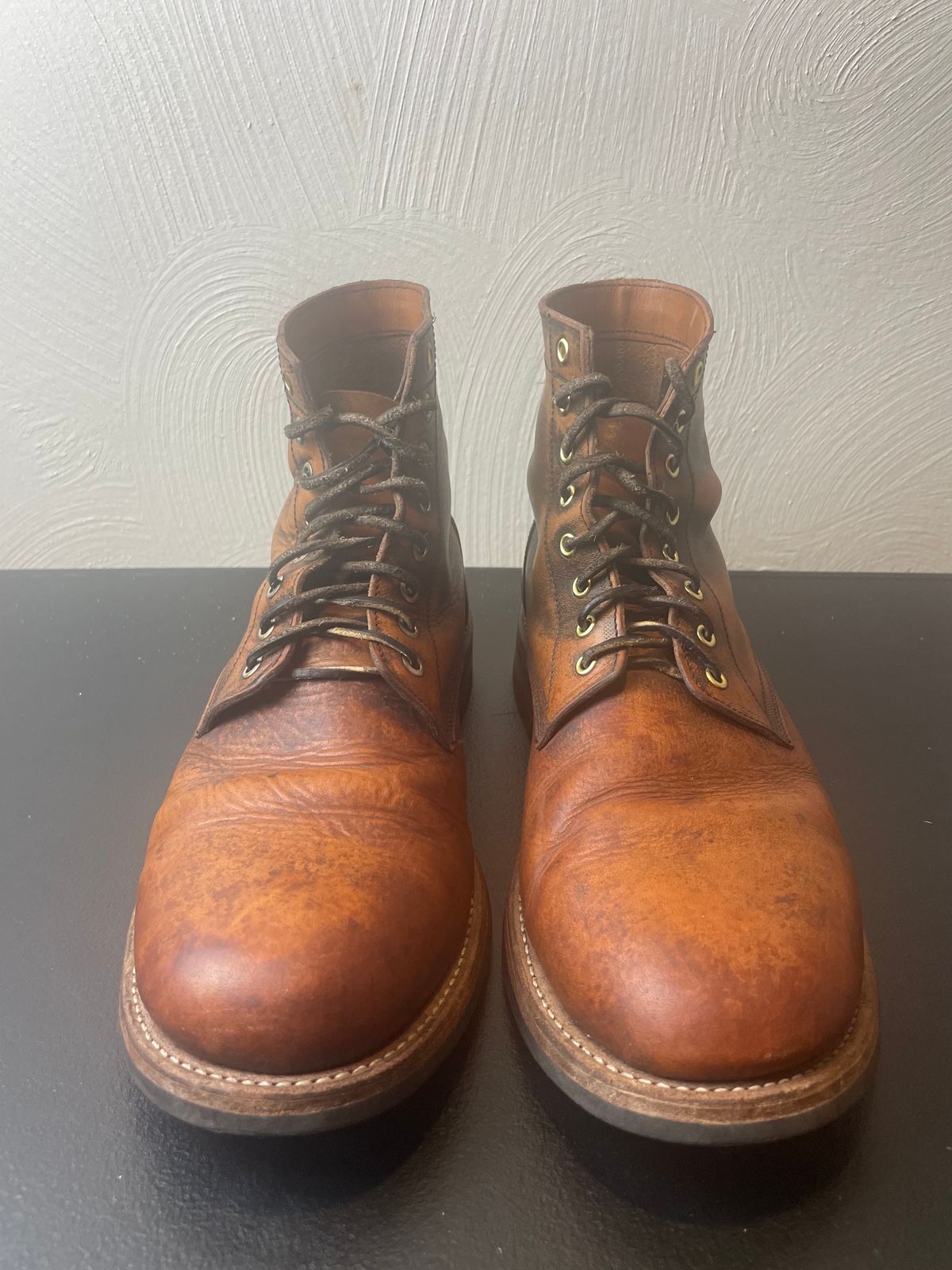 Photo by joem2 on December 2, 2023 of the Oak Street Bootmakers Trench Boot in Tempesti Brown Overdye Camello Asportabile.