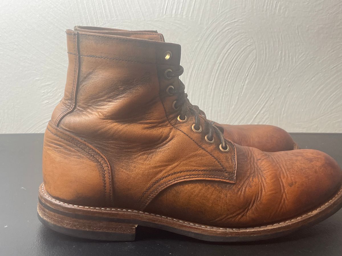 Photo by joem2 on December 2, 2023 of the Oak Street Bootmakers Trench Boot in Tempesti Brown Overdye Camello Asportabile.