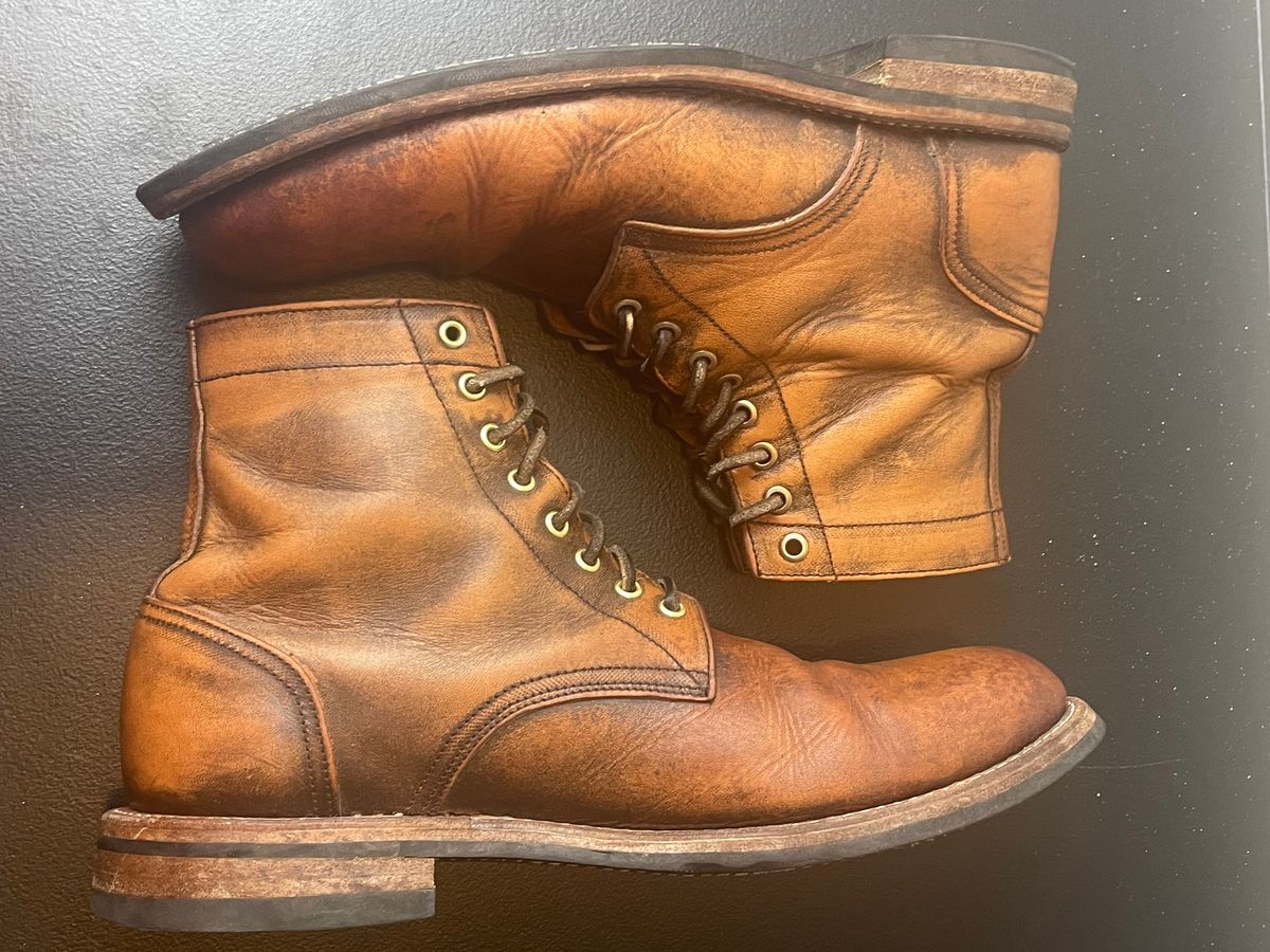 Photo by joem2 on December 2, 2023 of the Oak Street Bootmakers Trench Boot in Tempesti Brown Overdye Camello Asportabile.