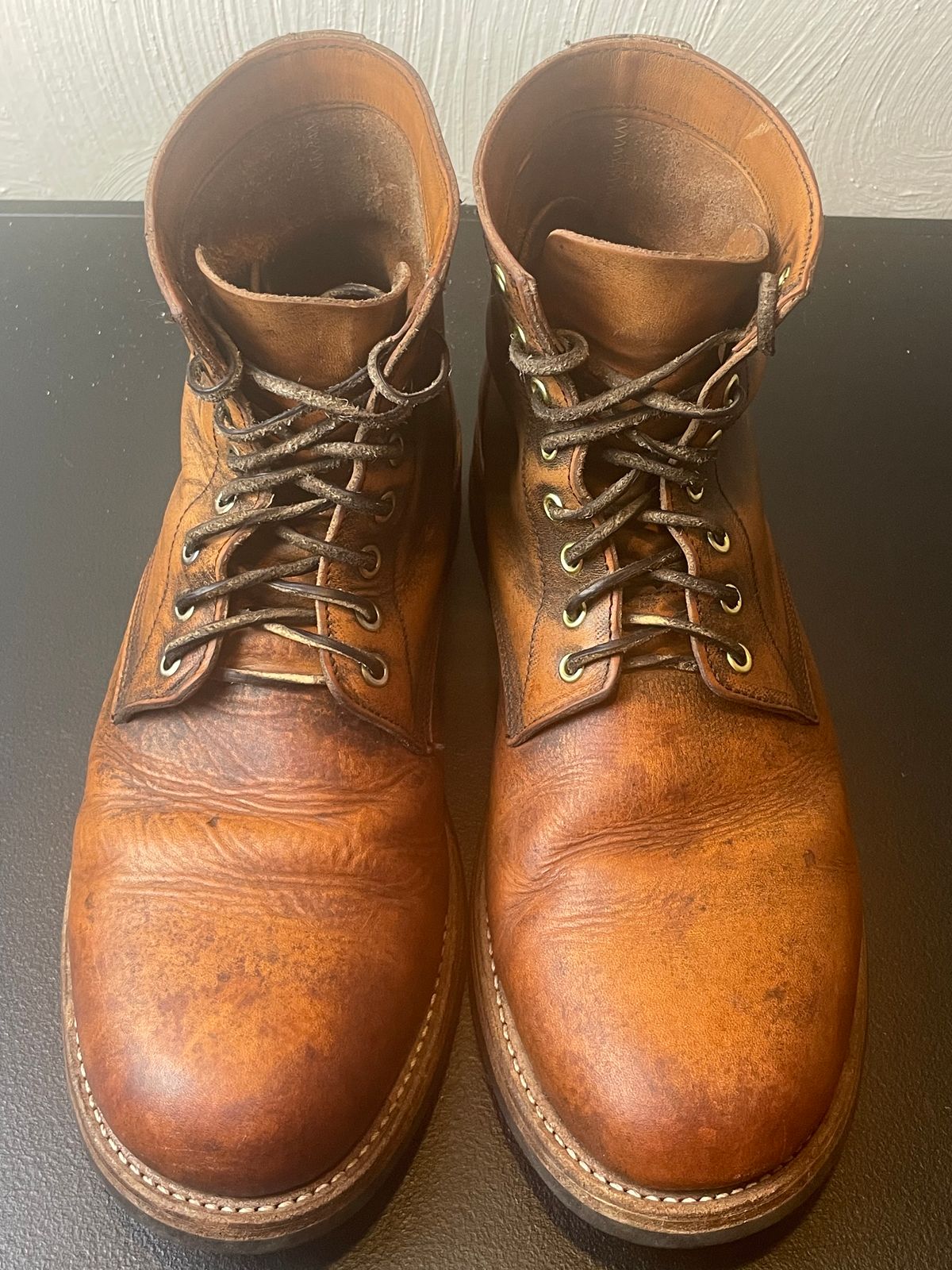 Photo by joem2 on December 2, 2023 of the Oak Street Bootmakers Trench Boot in Tempesti Brown Overdye Camello Asportabile.